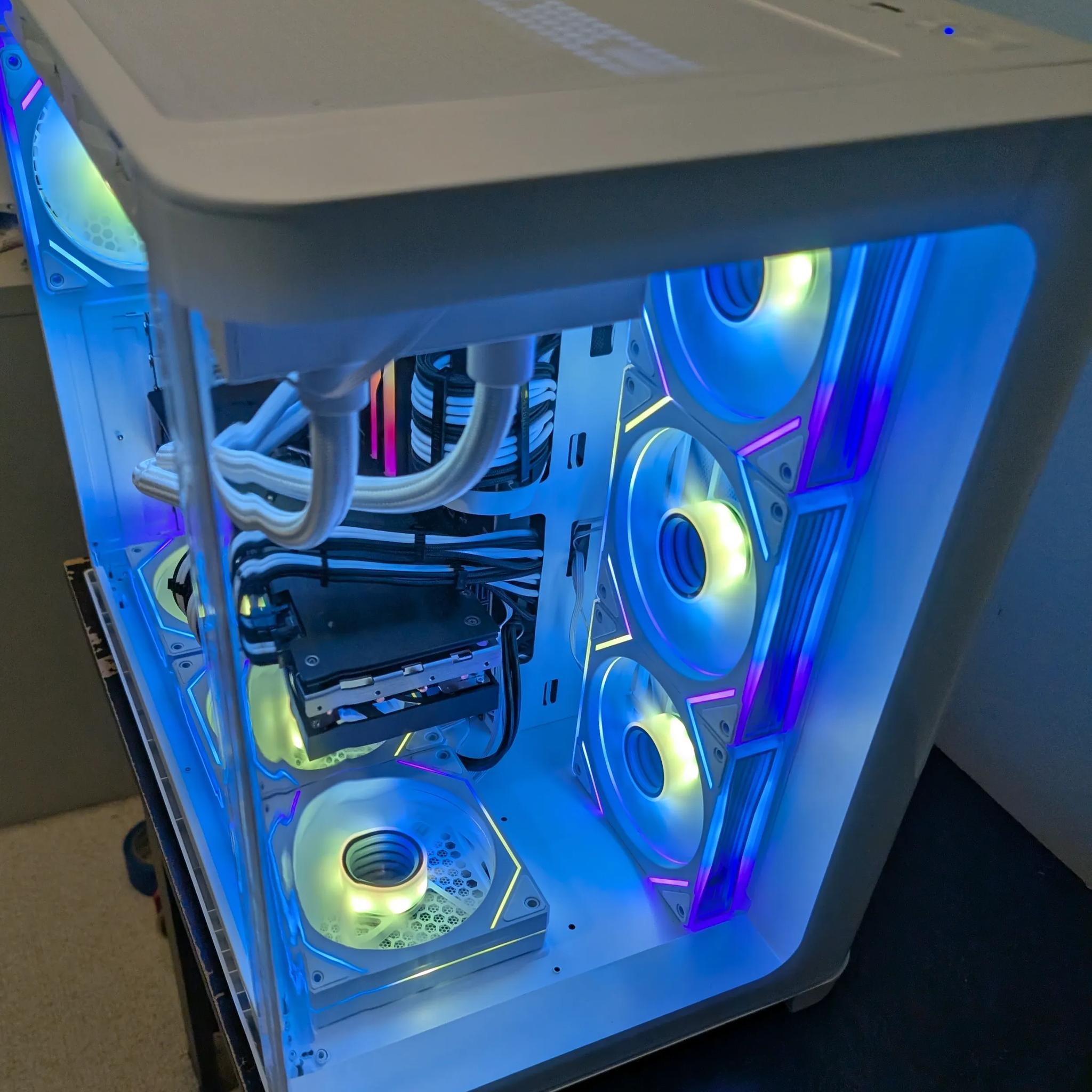 Ryzen 7 9700x | RX 7800 XT | 32 GB DDR5 6000 | 1 TB NVME | Liquid Cooled
