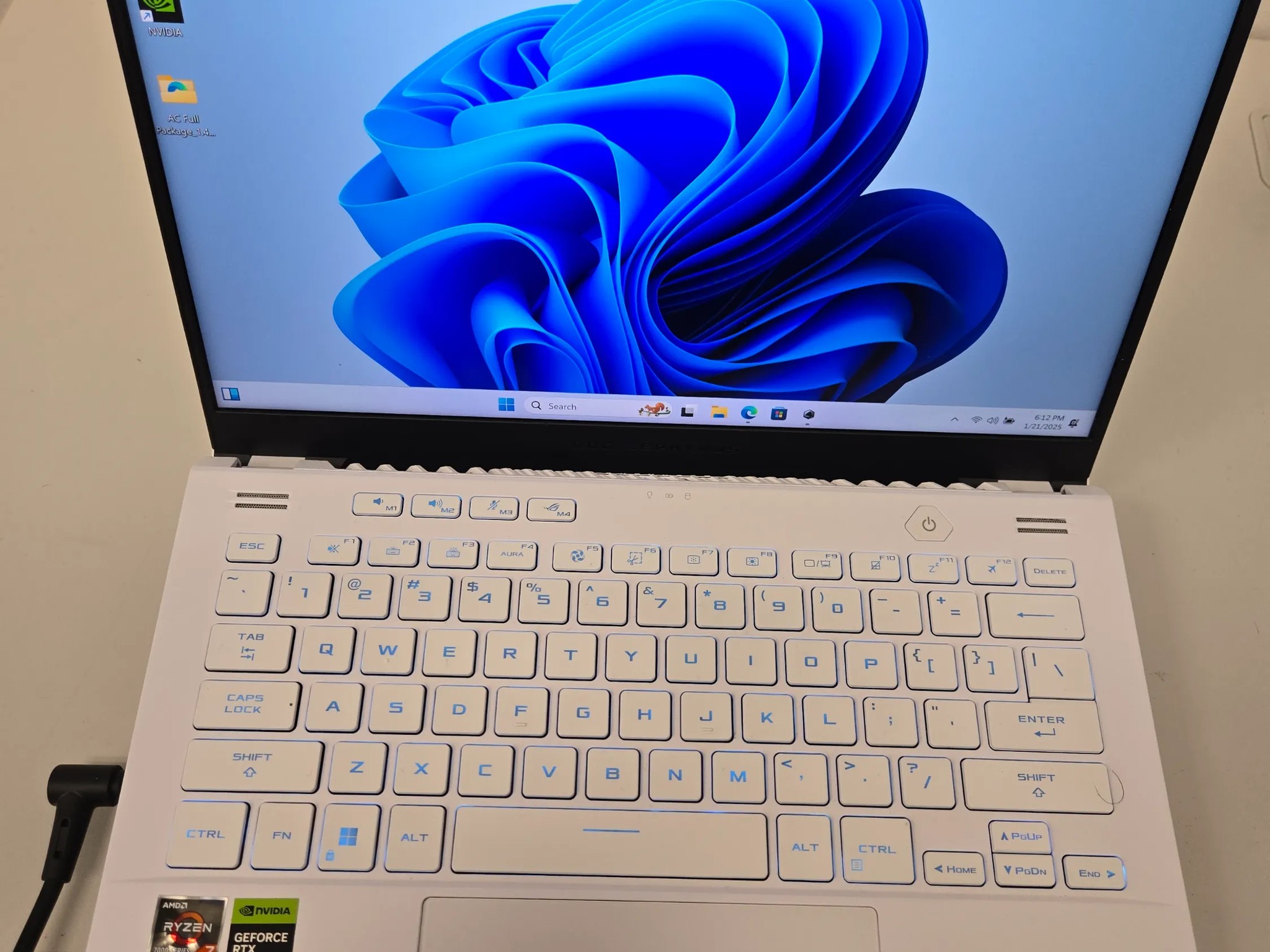 Asus ROG Zephyrus G14 (2023) - RTX 4050- Ryzen 7 7735HS - 32GB DDR5 - 1TB NVME