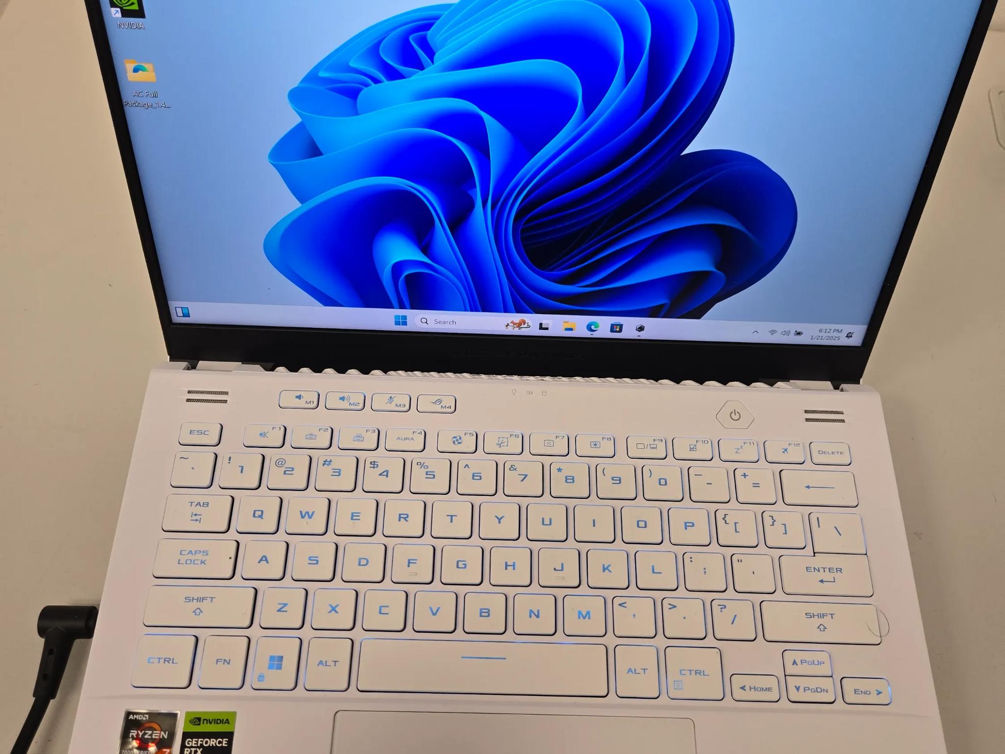 Asus ROG Zephyrus G14 (2023) - RTX 4050- Ryzen 7 7735HS - 32GB DDR5 - 1TB NVME