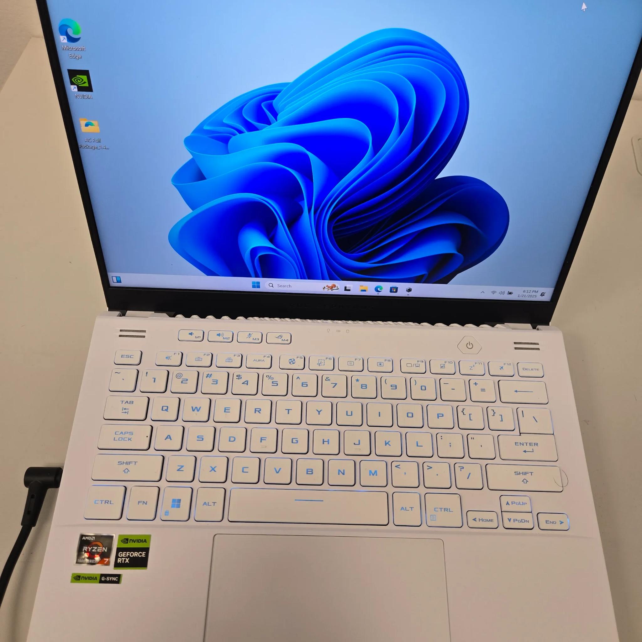 Asus ROG Zephyrus G14 (2023) - RTX 4050- Ryzen 7 7735HS - 32GB DDR5 - 1TB NVME