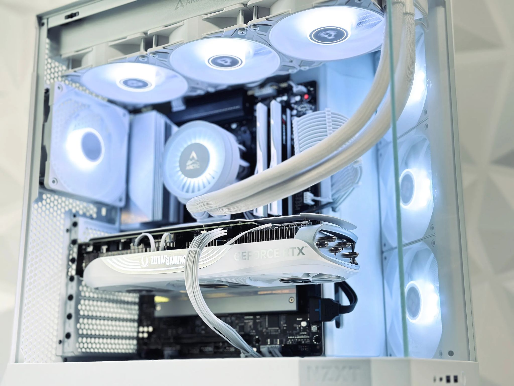 ❄️🤍🐻‍❄️Artic⚪Nvidia RTX 4070 Ti Super 16GB⚪Intel i9 12900KF 16 core⚪32GB DDR5⚪1TB NVME