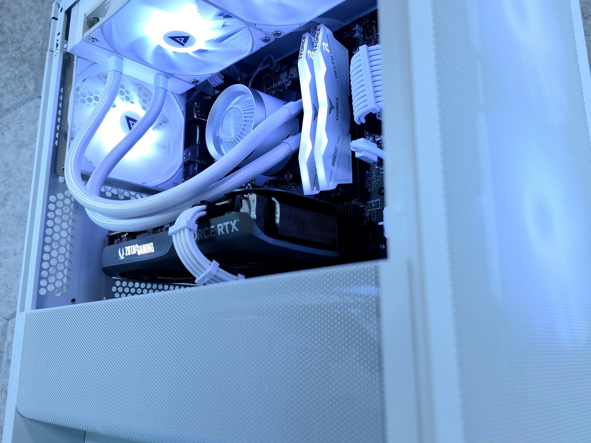 Zotac RTX 5070 🤍 Ryzen 7 8700F