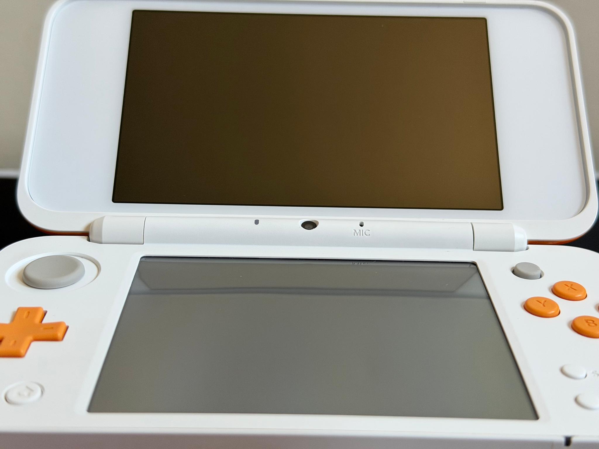 Nintendo 2DS XL – White/Orange ( Pristine Screens & Great Buttons!)