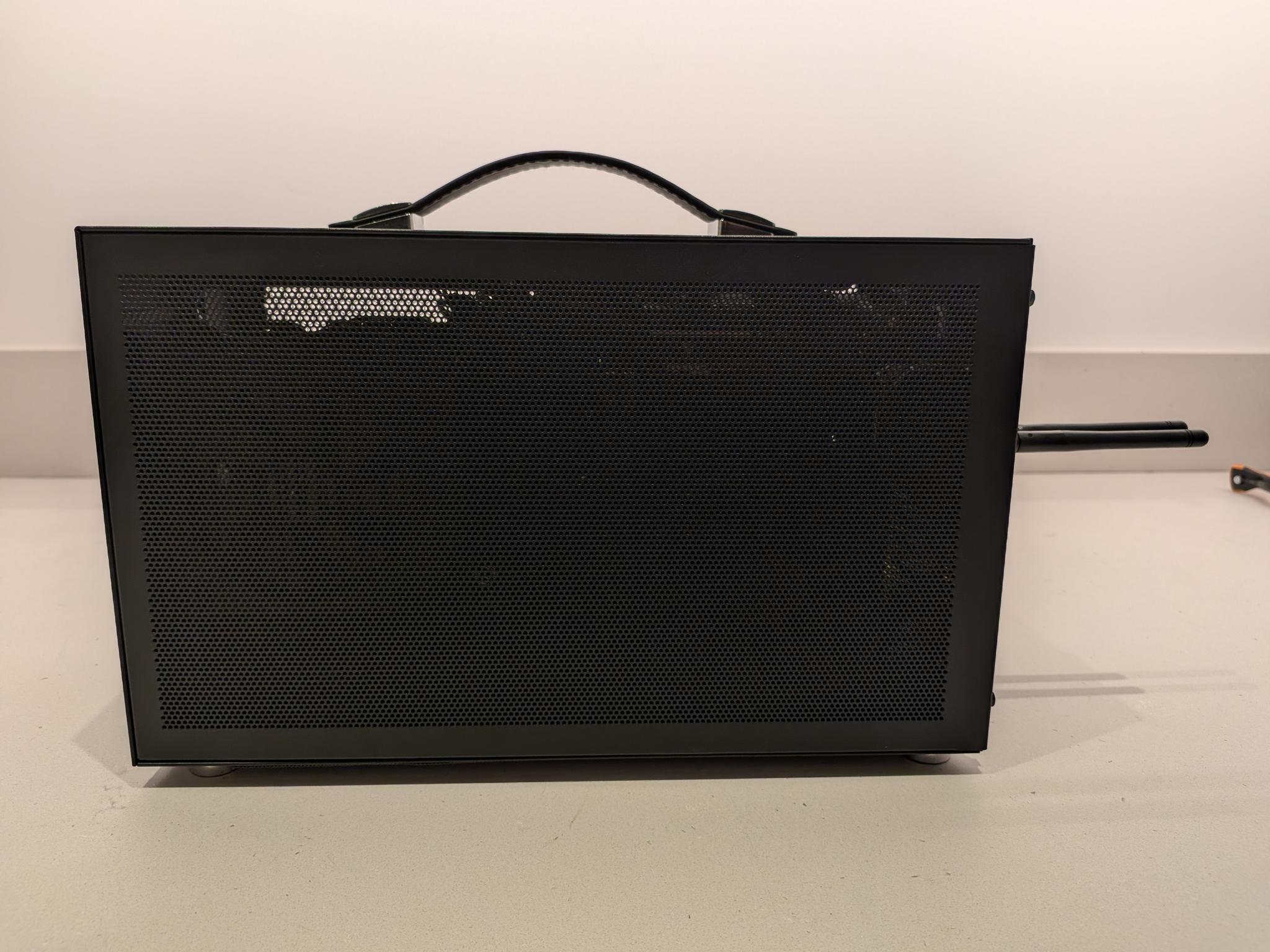 4K Chromax Lunchbox - RX 9070, Intel Core i7 14700K, 2 TB Gen 4 NVME, 32 GB DDR5 RAM,