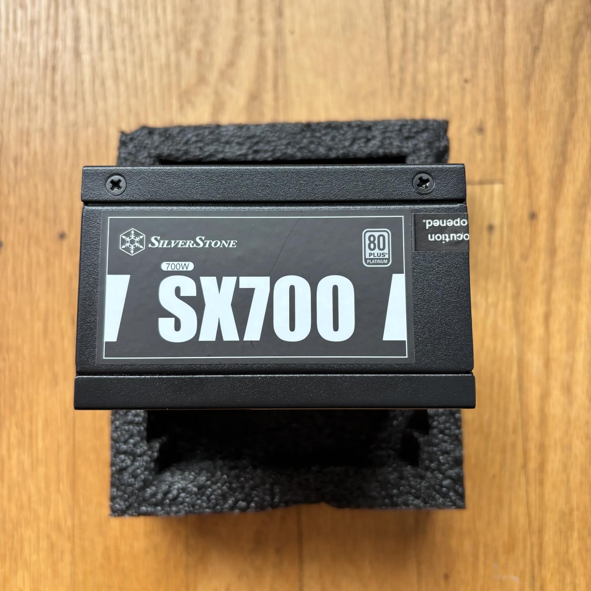 700W 80+ Platinum SFX PSU with all its cables