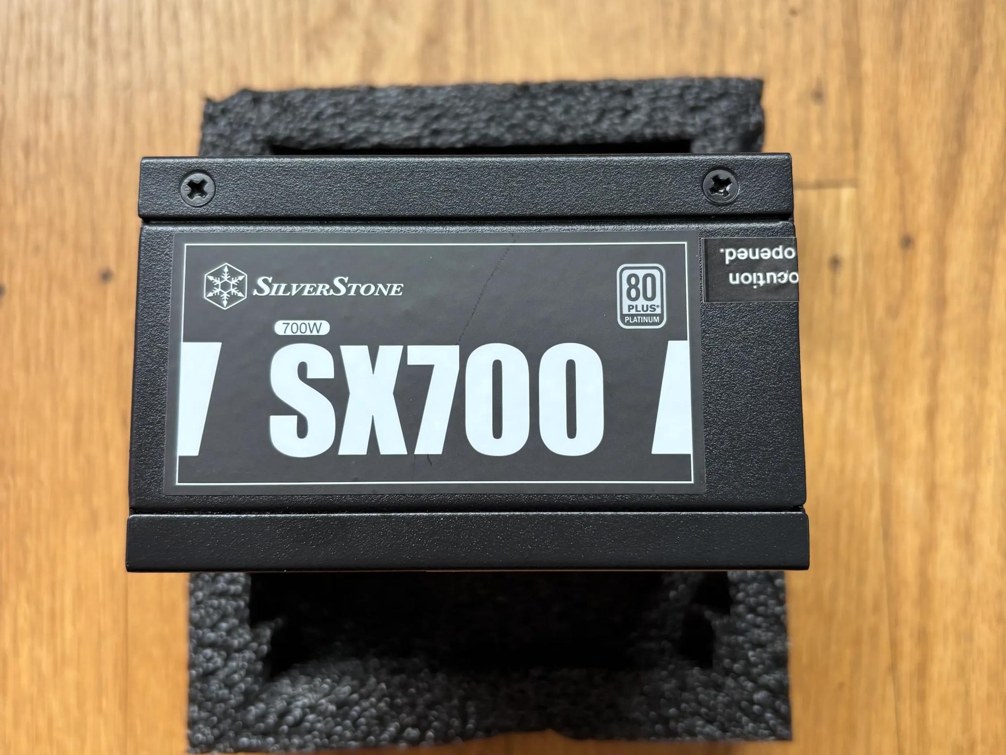 700W 80+ Platinum SFX PSU with all its cables