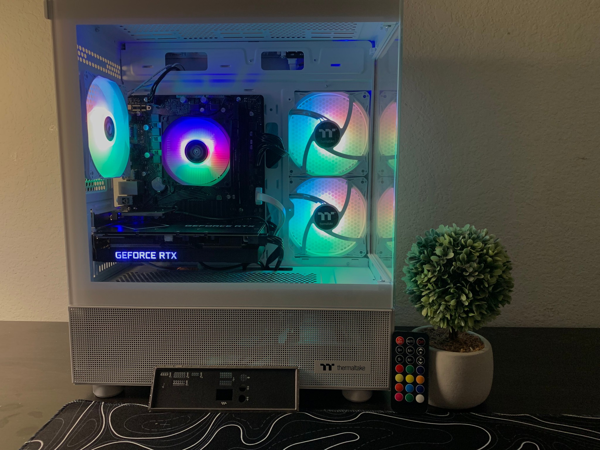 Black and White pc  (3060TI,  Ryzen 5 5400)