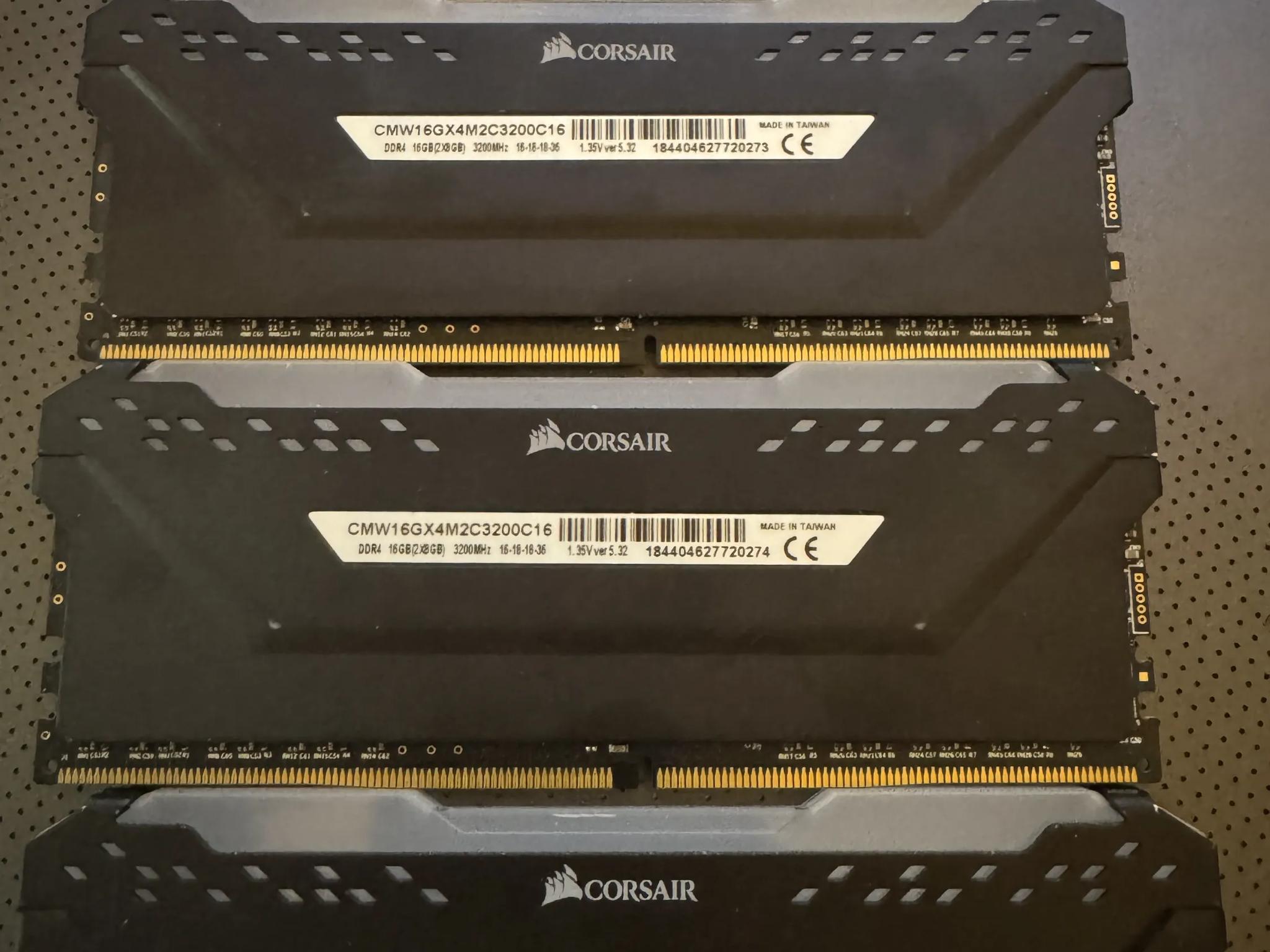 32gb (4x8gb) Corsair Vengeance Pro RGB ddr4 3200mhz (Black) - Used Like New