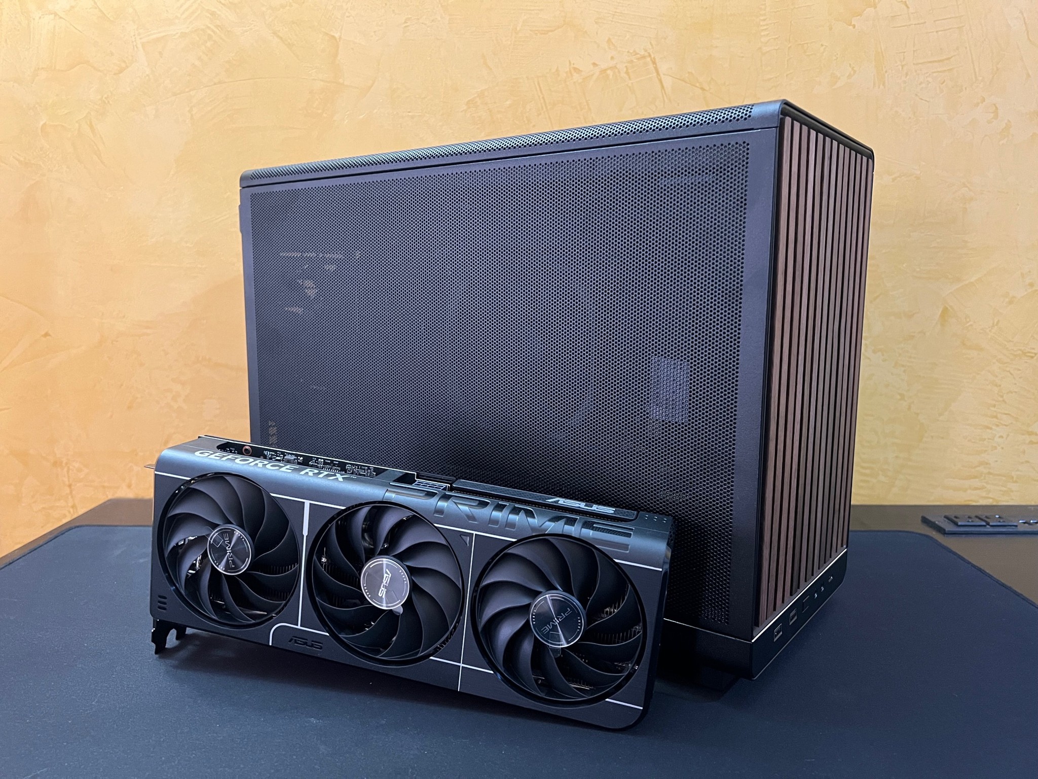 RTX 5060Ti 16GB, Ryzen 5 7600X, 32gb DDR5, Lian Li A3 Wood, 1tb SSD.
