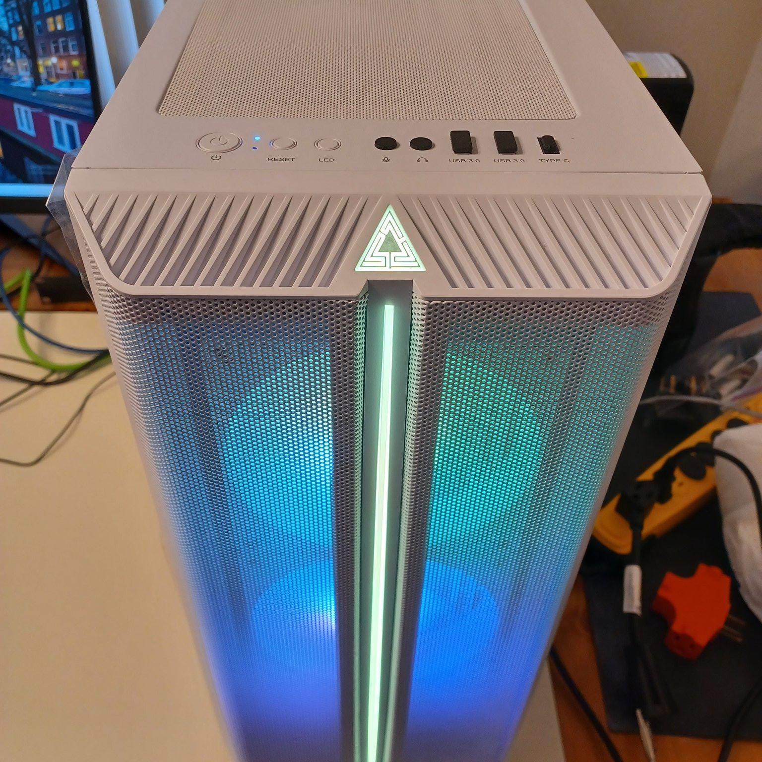 [model011unit0] White 1440p Gaming Mid-Tower (RTX 4070 Ti Super + Ryzen 7 9800X3D + 32GB DDR5)