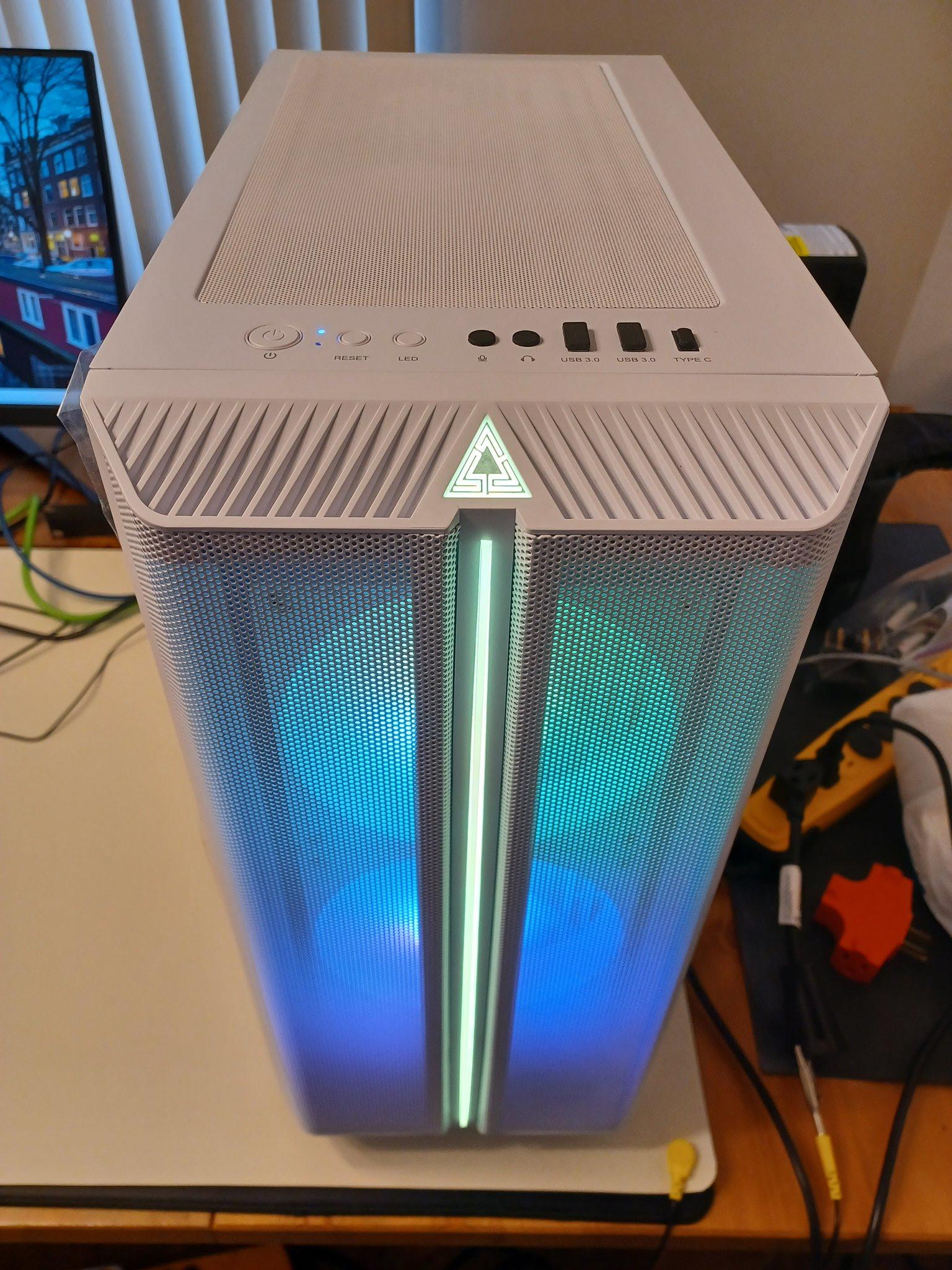 [model011unit0] White 1440p Gaming Mid-Tower (RTX 4070 Ti Super + Ryzen 7 9800X3D + 32GB DDR5)