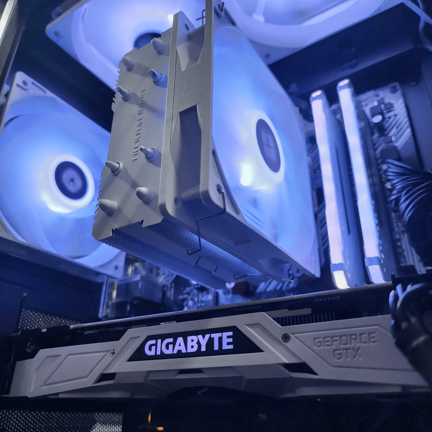 🤍🖤🤍 Gigabyte GeForce GTX 1080Ti 11GB // AMD Ryzen 7 2700X // Corsair Vengeance 16GB 2666MHz