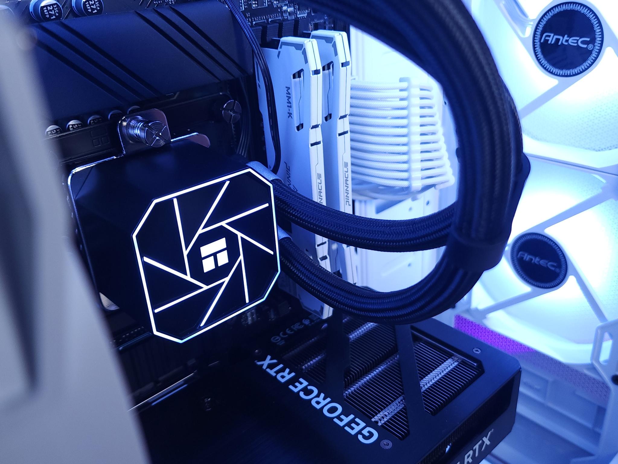 💙🤍RTX 4070 | Core i5 12600K | 32GB 3200MHz | 1TB NVMe SSD