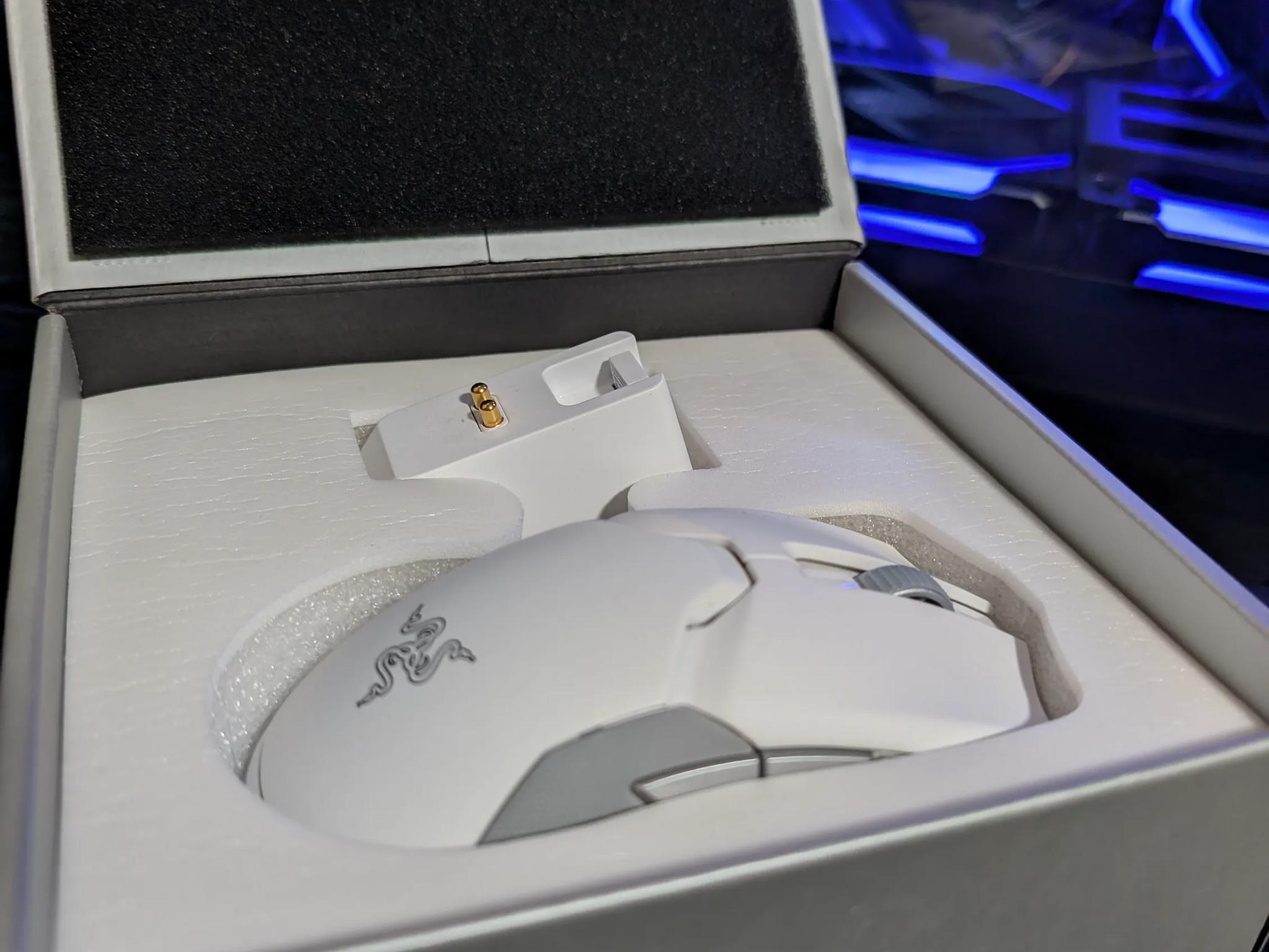 Razer Viper Ultimate Lightweight Wireless Gaming Mouse & RGB Charging Dock - White