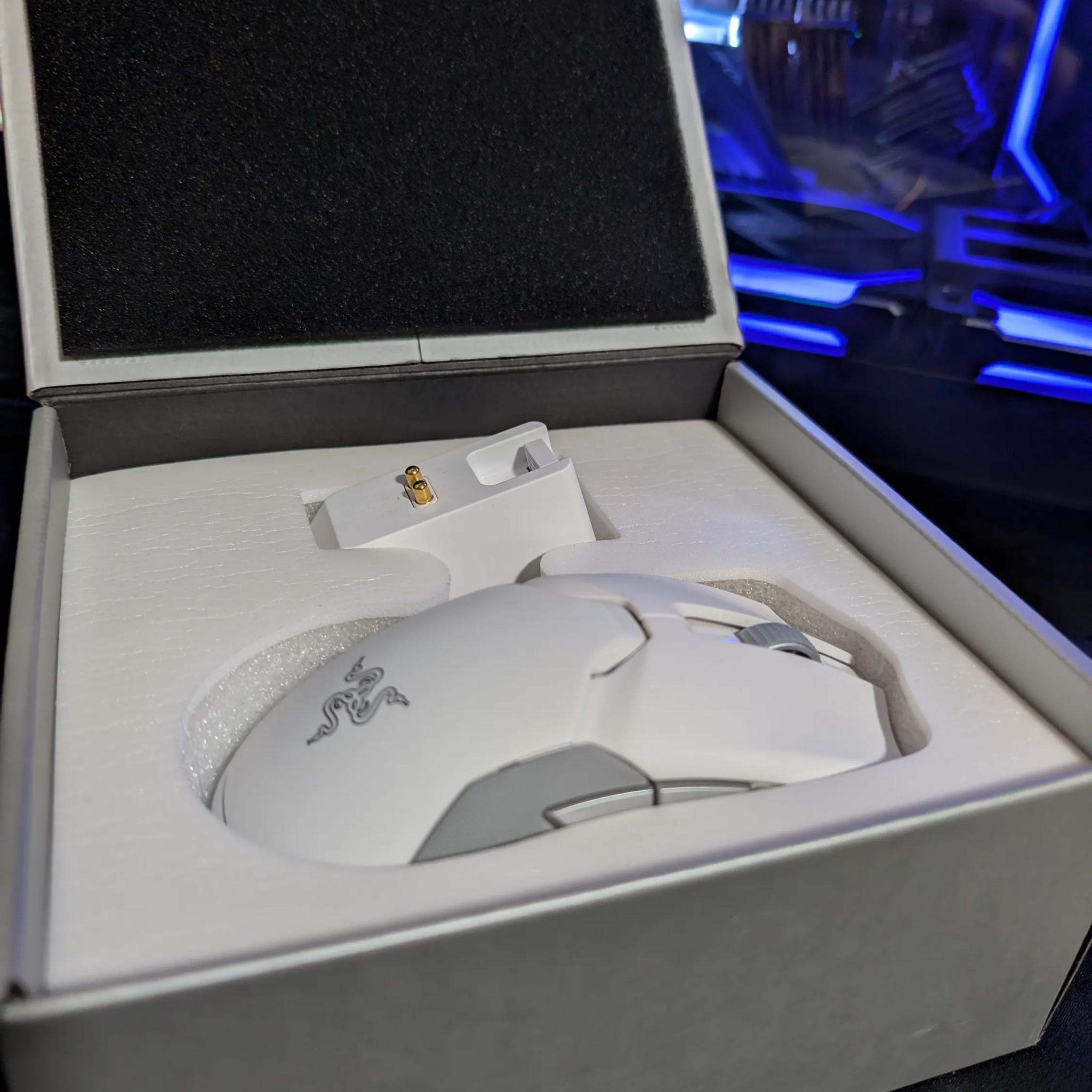 Razer Viper Ultimate Lightweight Wireless Gaming Mouse & RGB Charging Dock - White