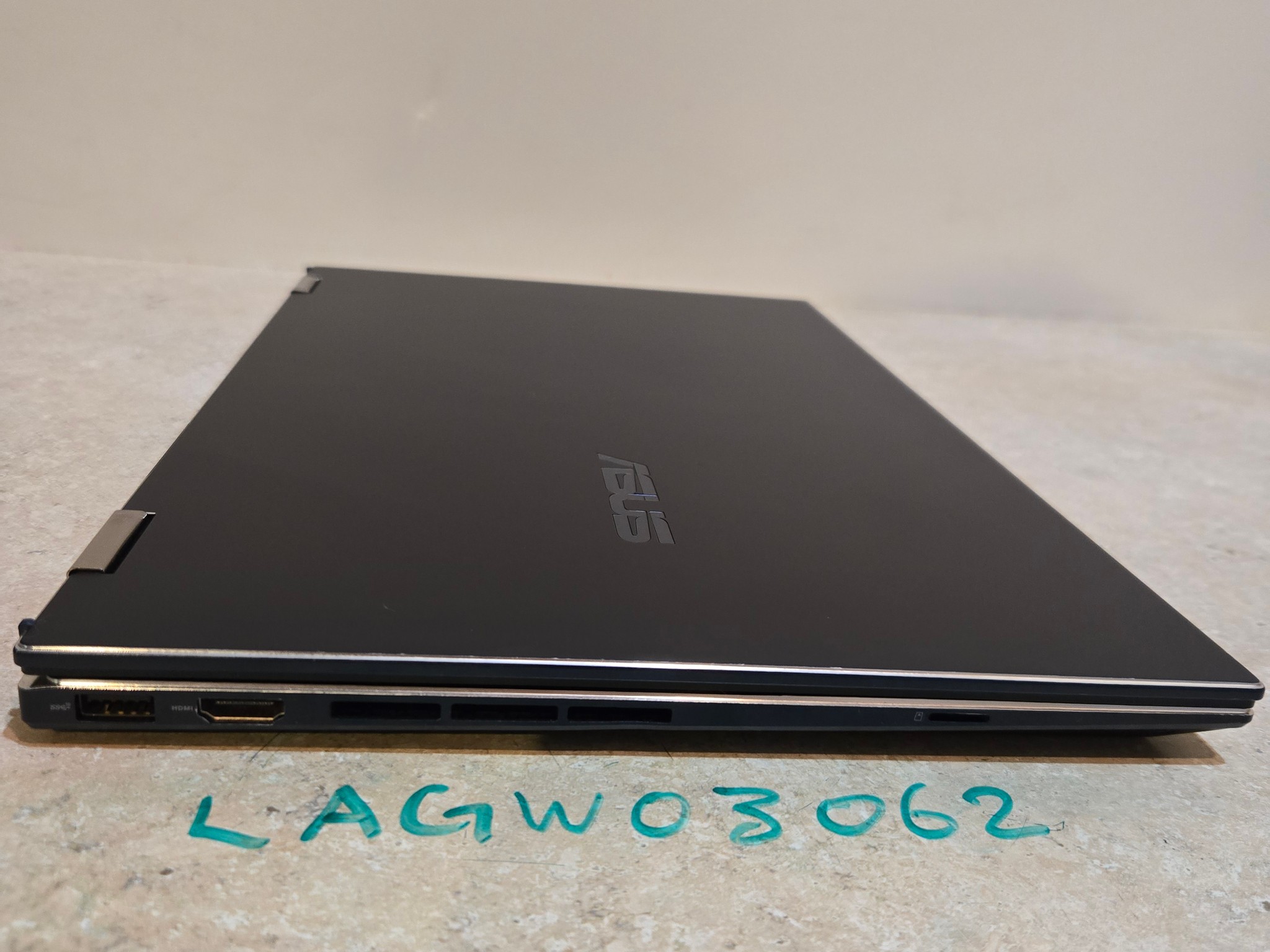 Asus Zenbook 15.4" Laptop - 512GB SSD - intel i7 - 16GB Ram - Model Q529Z