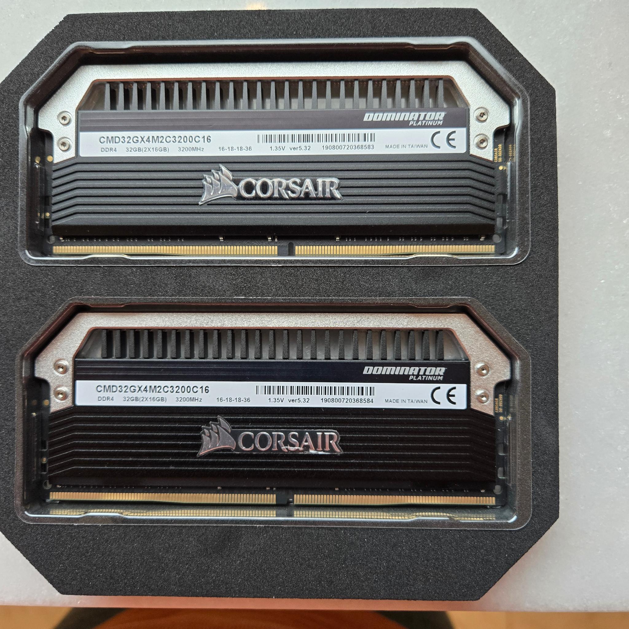 Corsair Dominator Platinum 32GB (2x16)DDR4 3200MHz