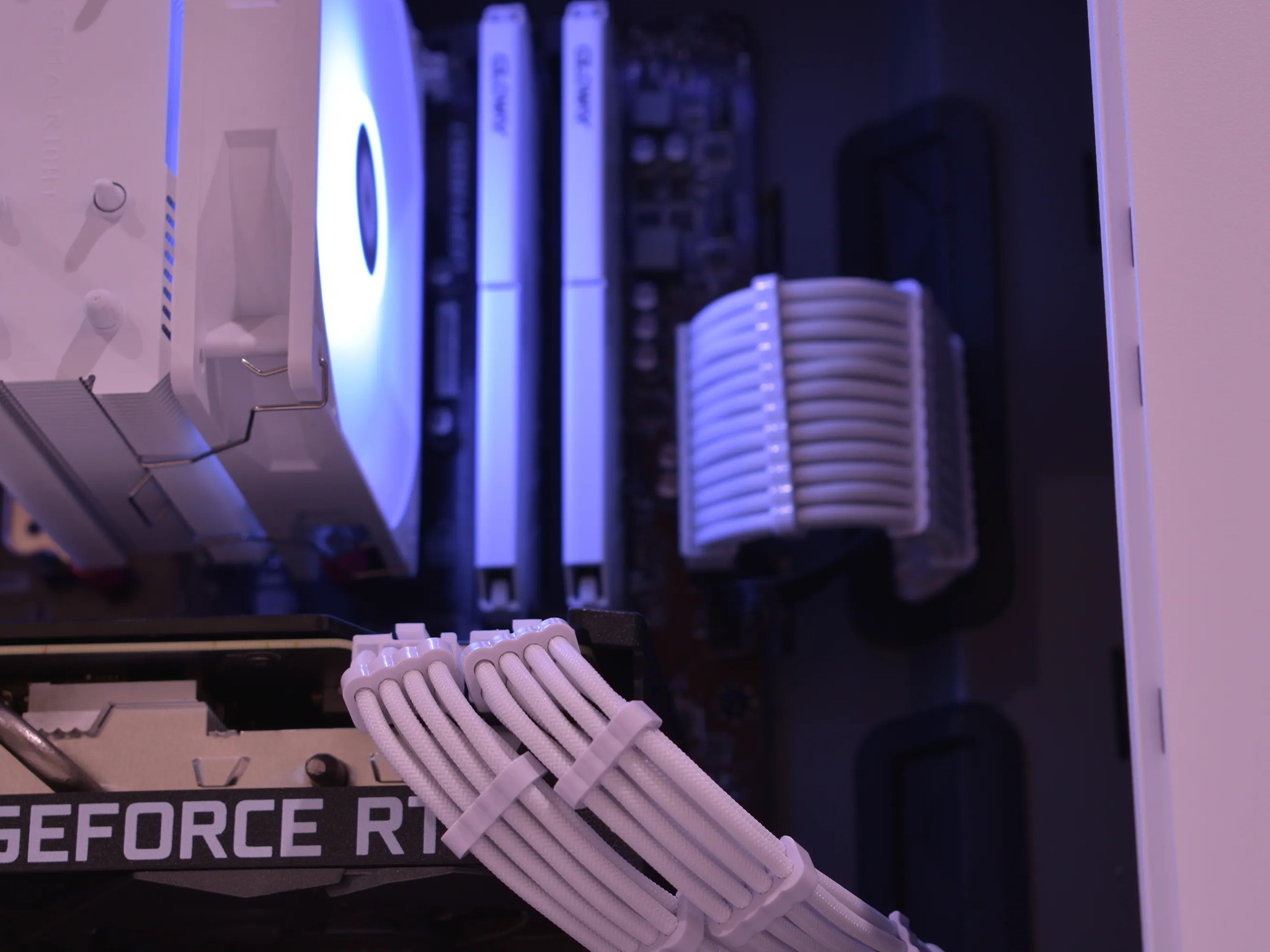 🌲Fractal North🌲 Ryzen 5 5600 | RTX 3070 8GB | 32GB Ram DDR4 | 1TB nVME SSD | Win11 Pro+Wifi+RGB