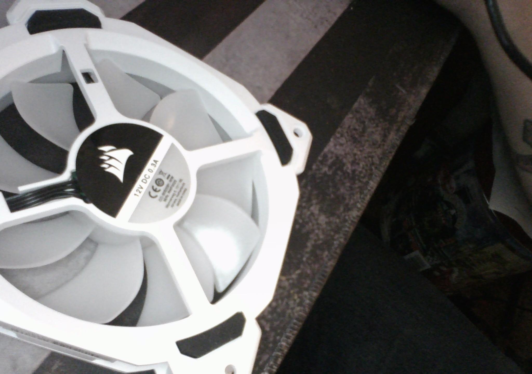 CORSAIR LL120 RGB white fans (3)