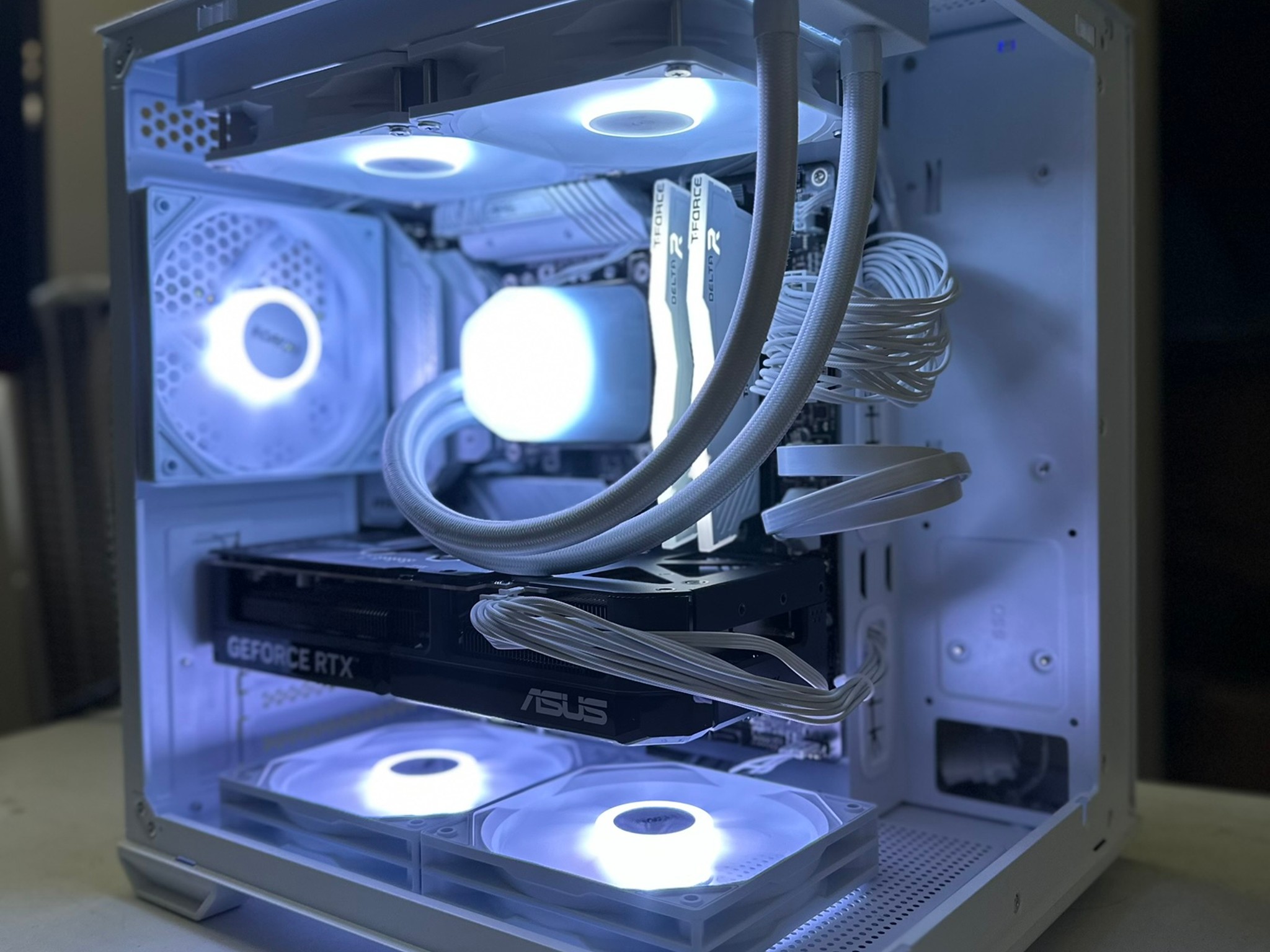 *White Build* i7-13700K / RTX 5070 / 1TB NVME / 32GB RAM