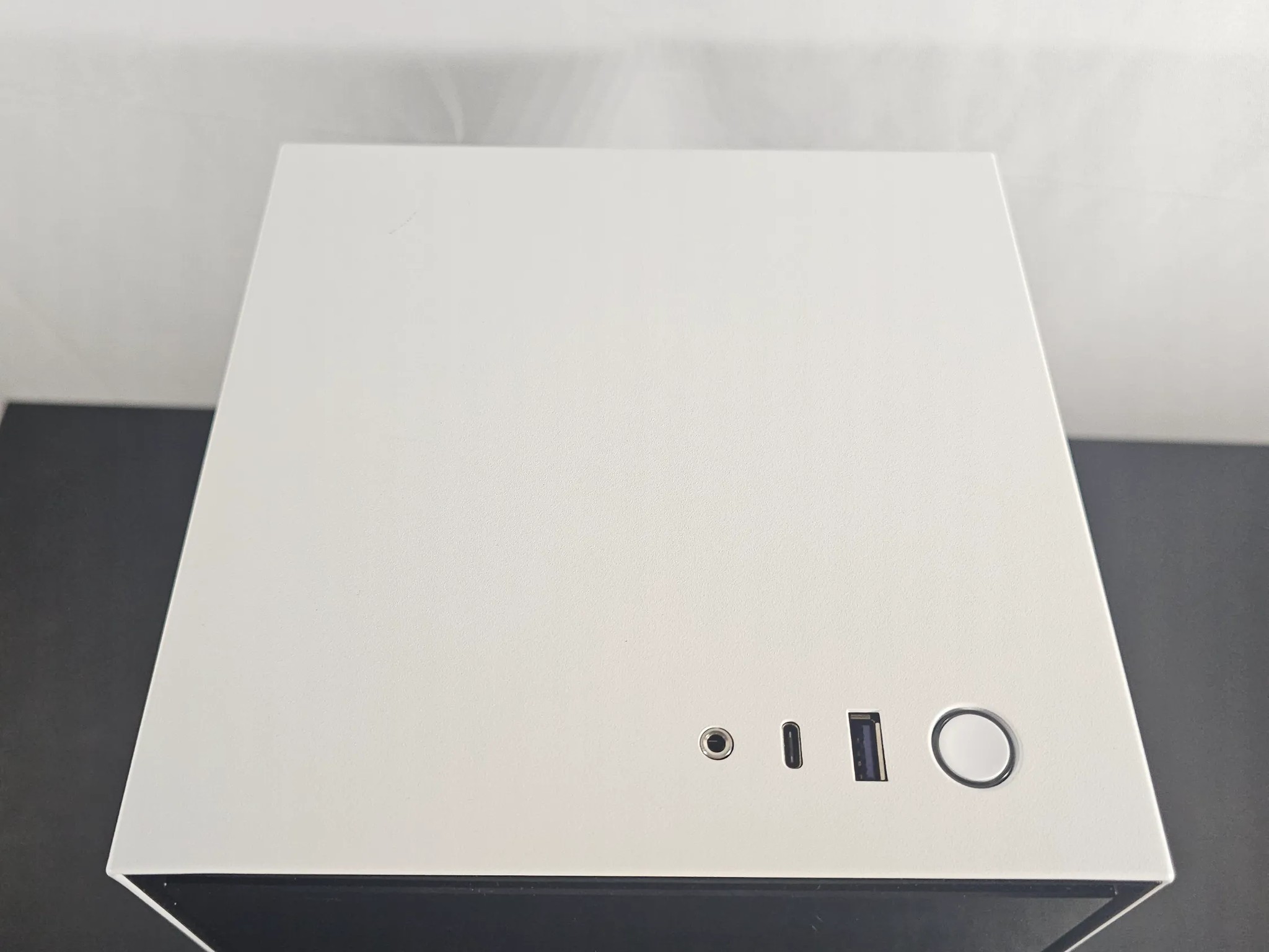ITX White / i7 8700k / GTX 1070 8GB / 16GB DDR4 / 1TB SSD / Wi-Fi + BT / Watercooled