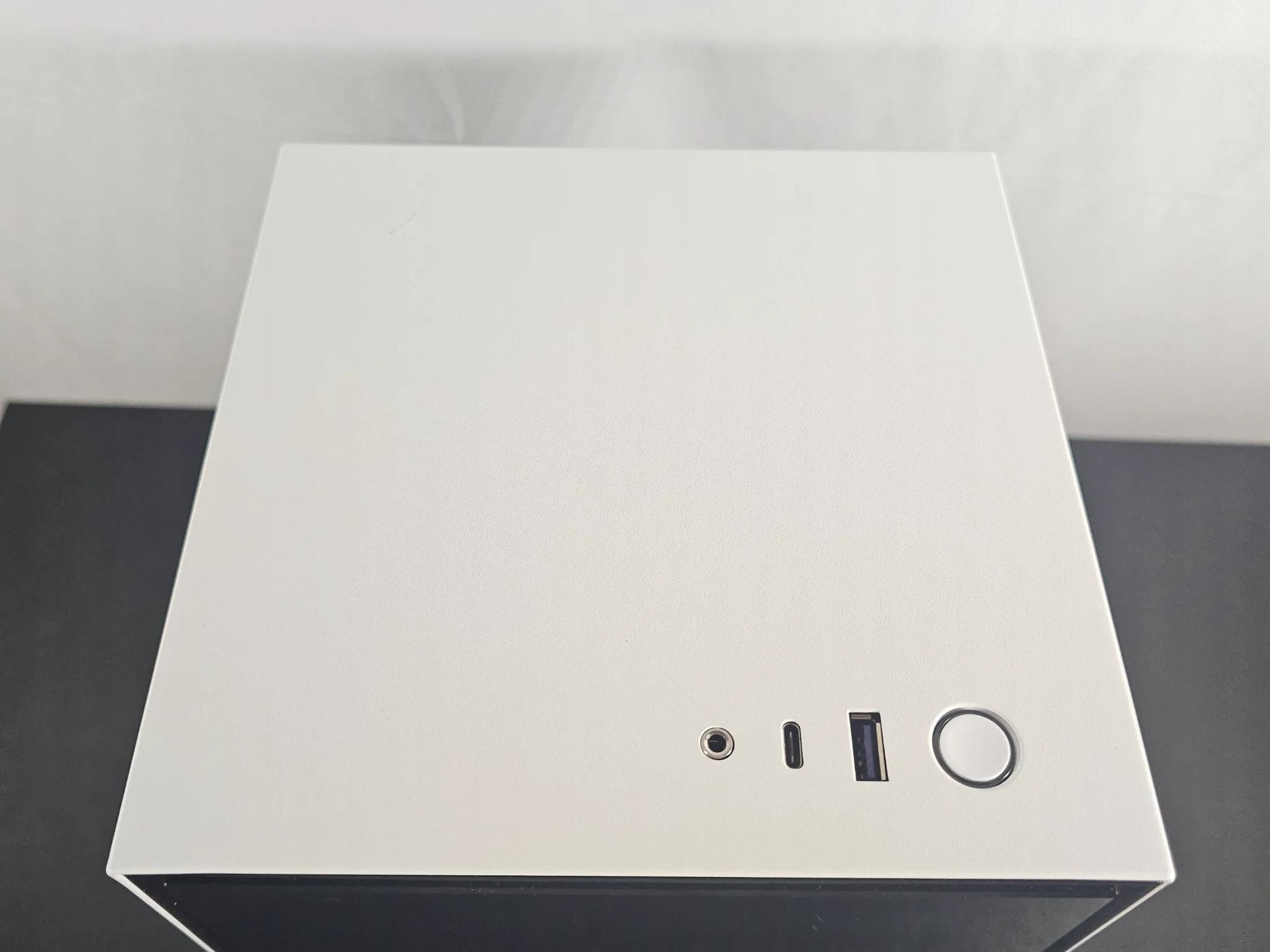 ITX White / i7 8700k / GTX 1070 8GB / 16GB DDR4 / 1TB SSD / Wi-Fi + BT / Watercooled