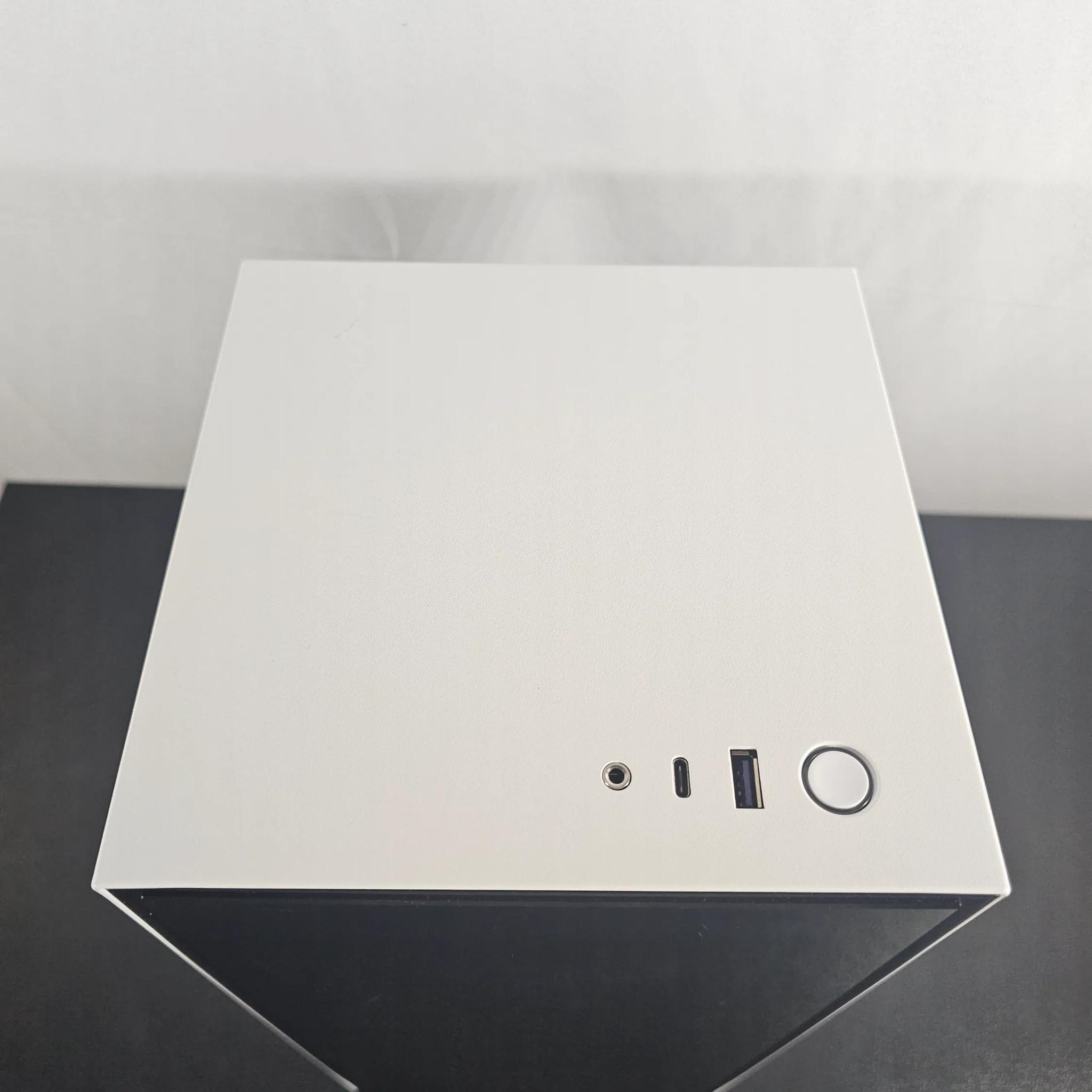ITX White / i7 8700k / GTX 1070 8GB / 16GB DDR4 / 1TB SSD / Wi-Fi + BT / Watercooled