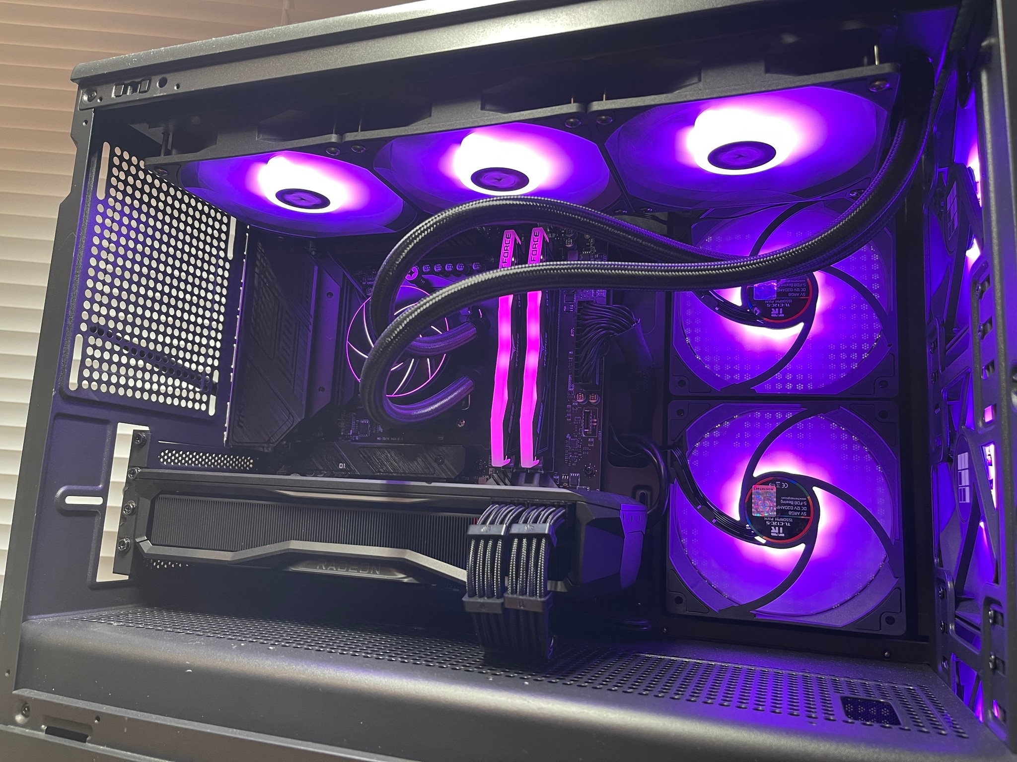 7800X3D & 7900 XT 20GB GAMING MONSTER!
