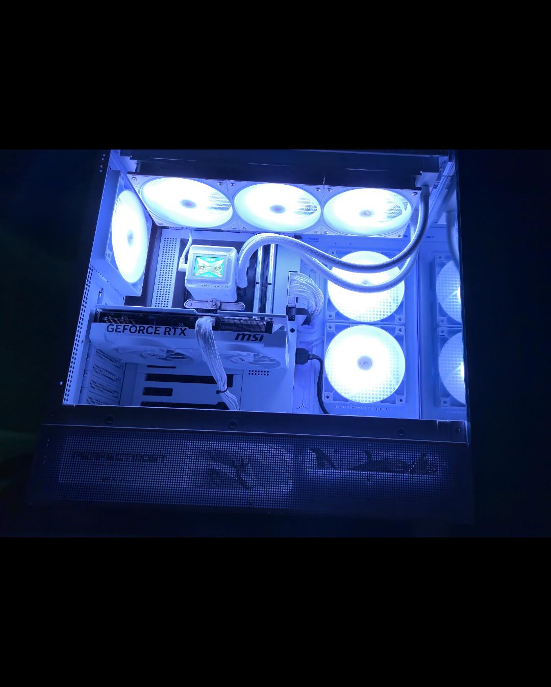 Whiteout Gaming PC - i5 14600K - RTX 5070 - 32GB DDR5 6000 - LCD Cooler - BeZ Tech Custom