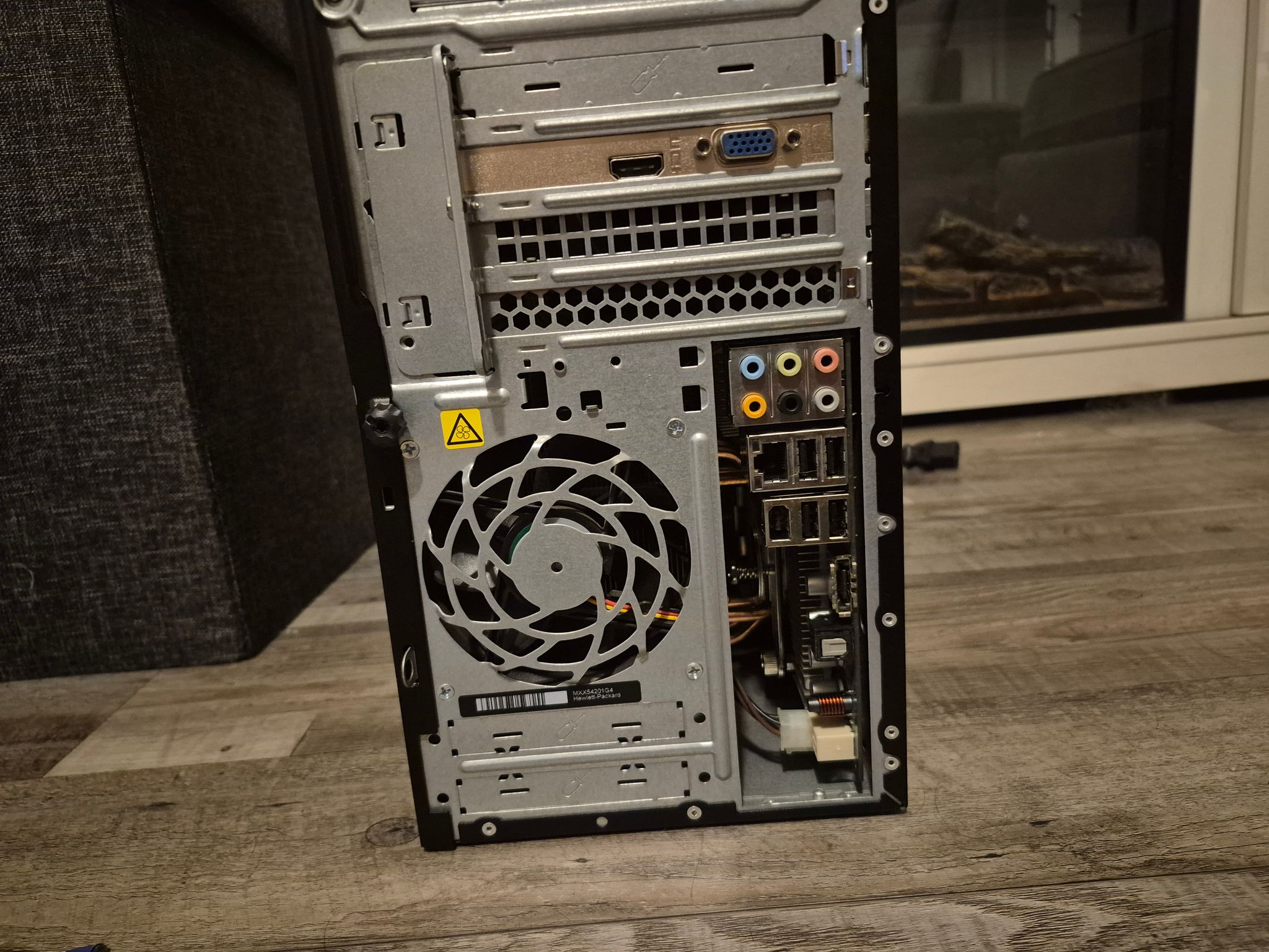 Scratch and Dent| 4 Core Xeon, 12GB RAM, 256GB SSD, R5 340 1GB