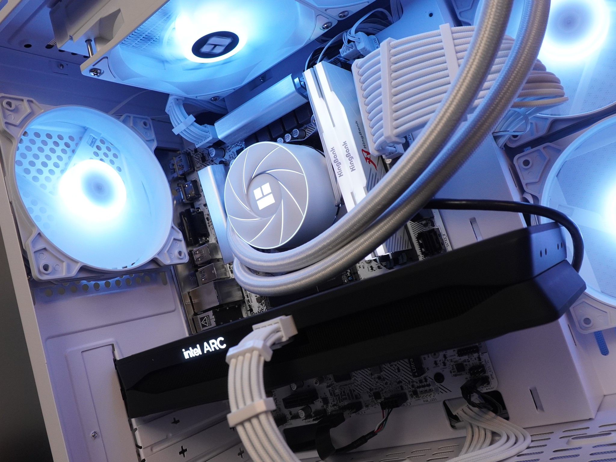 🤍AESTHETIC🤍 1440p/1080p GAMING MACHINE 💙 I5 13600KF 💙 Intel Arc B580 | 32GB | 1TB | WIFI