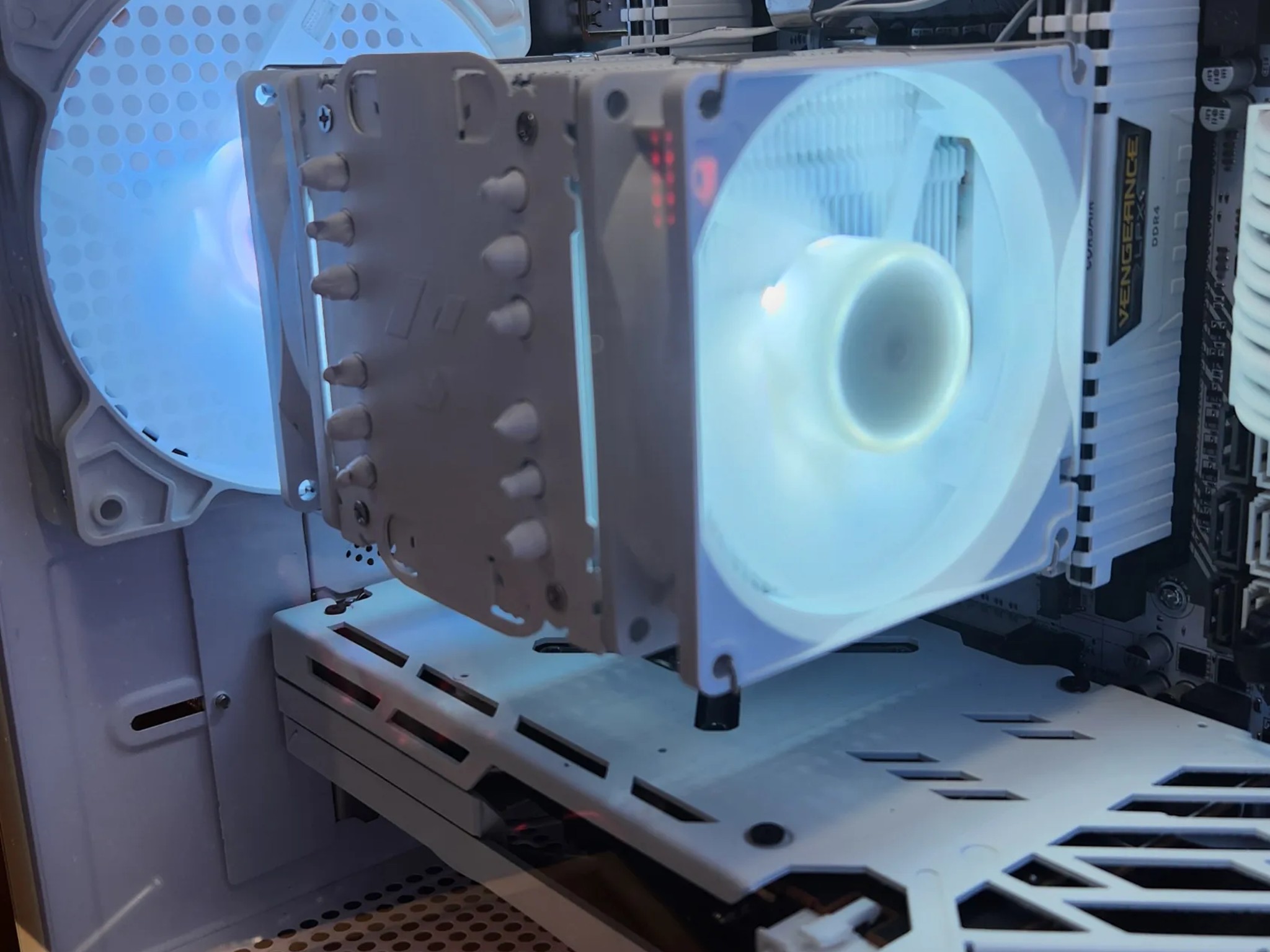 WHITE GAMING PC RX 7600, i7-6850k, 32GB RAM, 512GB SSD