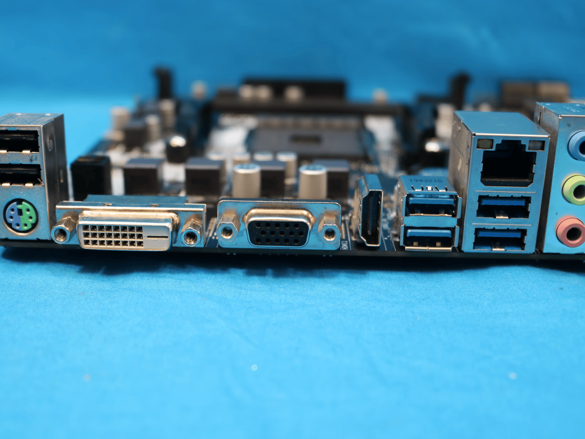 *Newest BIOS Version* ASRock A320M-HDV R4.0 AMD Socket AM4 MicroATX DDR4 Desktop Motherboard & I/O