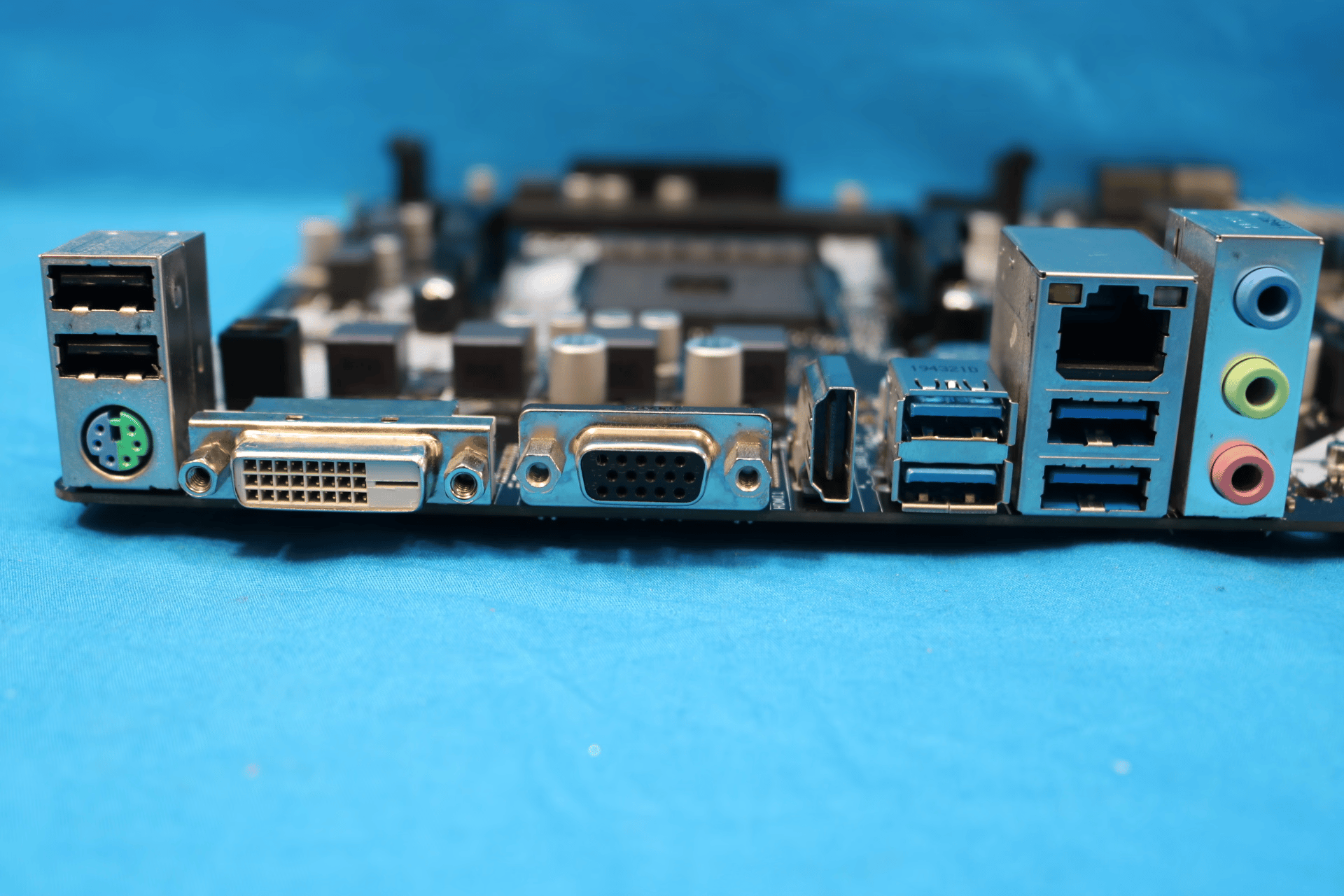 *Newest BIOS Version* ASRock A320M-HDV R4.0 AMD Socket AM4 MicroATX DDR4 Desktop Motherboard & I/O