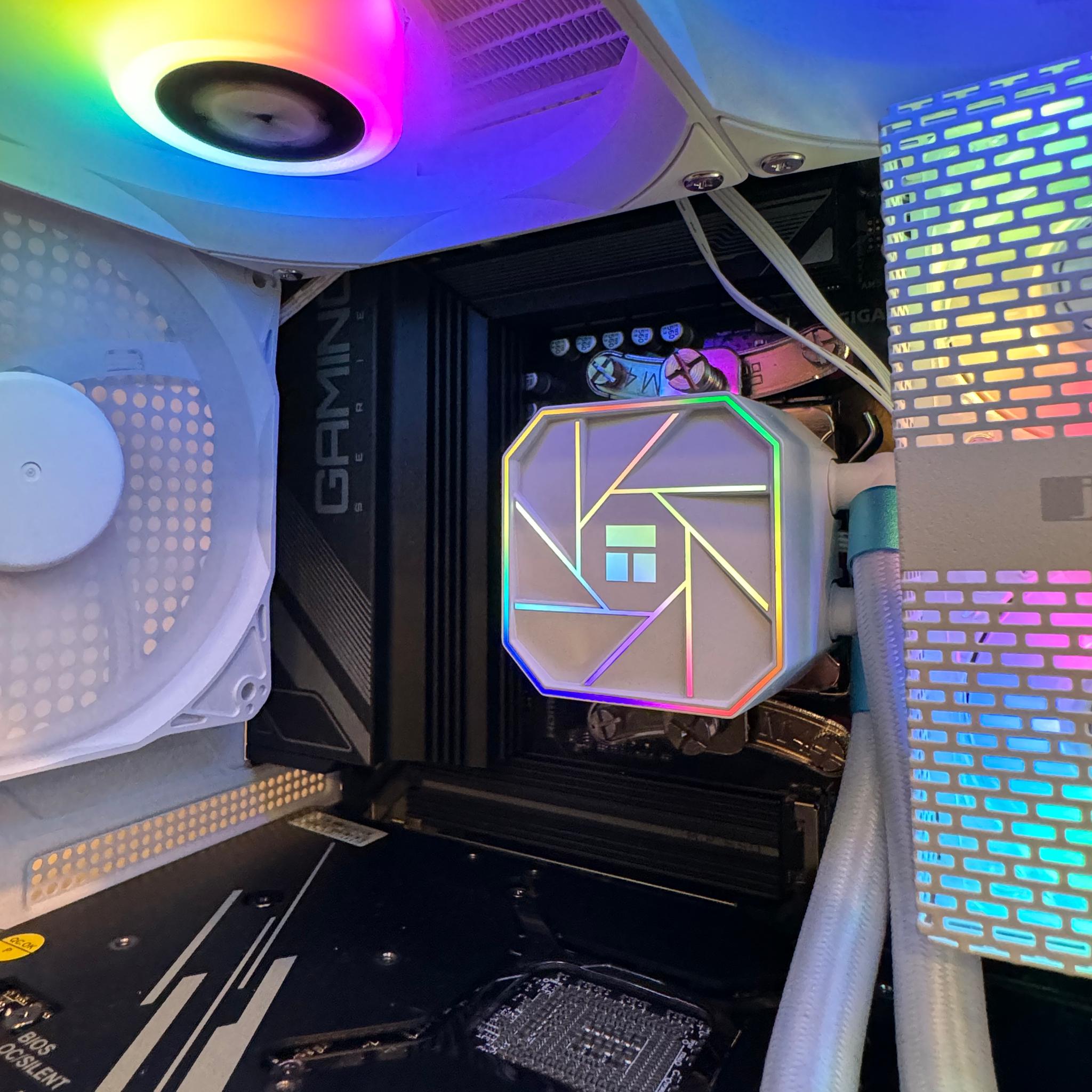 "White Hell" 7700, RX 7900XT, all amd pc with 32gb ram, WI-FI, and free Blue and White Keyboard