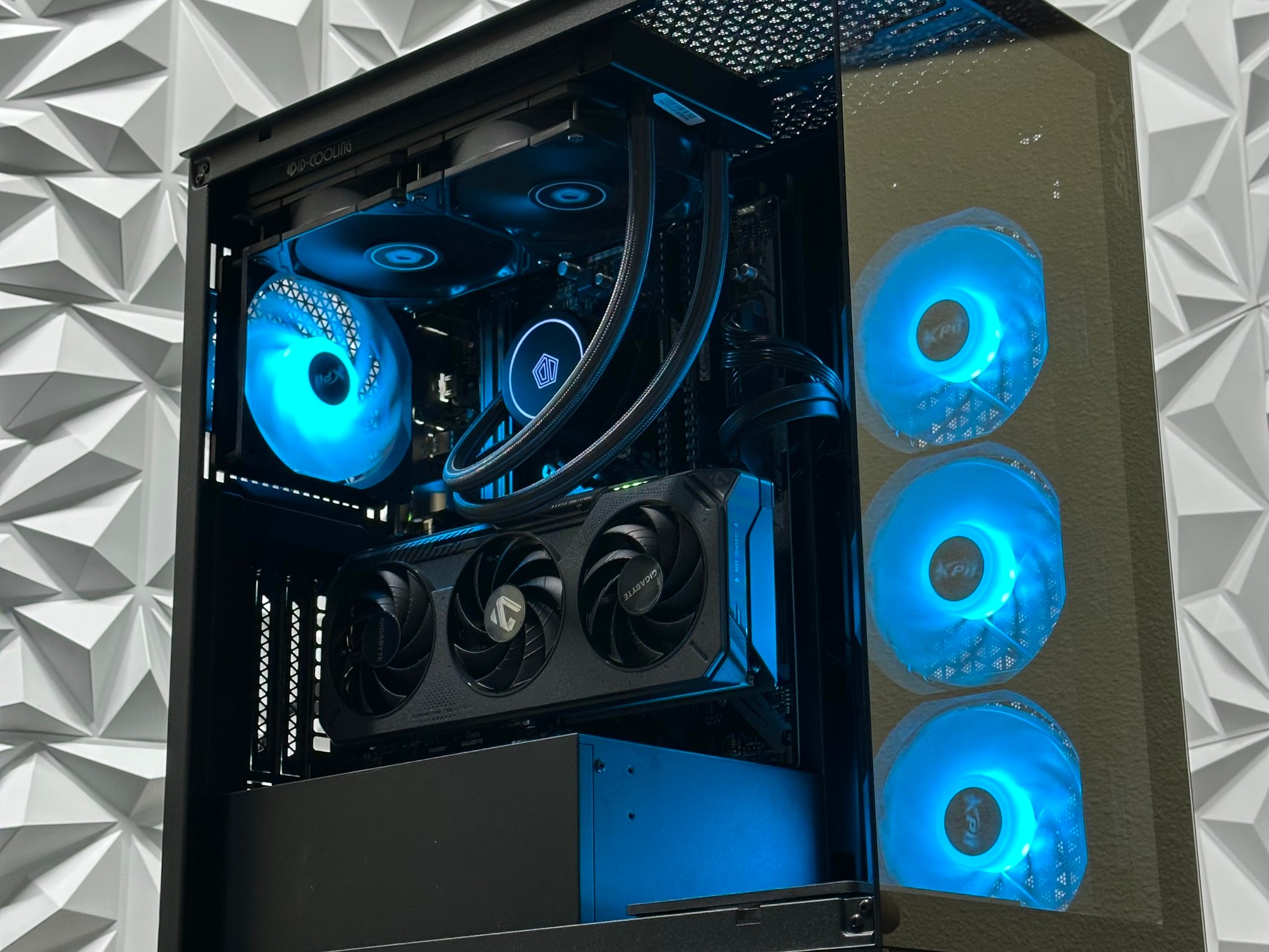 Gaming pc / Ryzen 5 5600x / RTX 5060 / 32GB 3200MHz Ram / 1TB crucial SSD / B550 / windows 11 pro