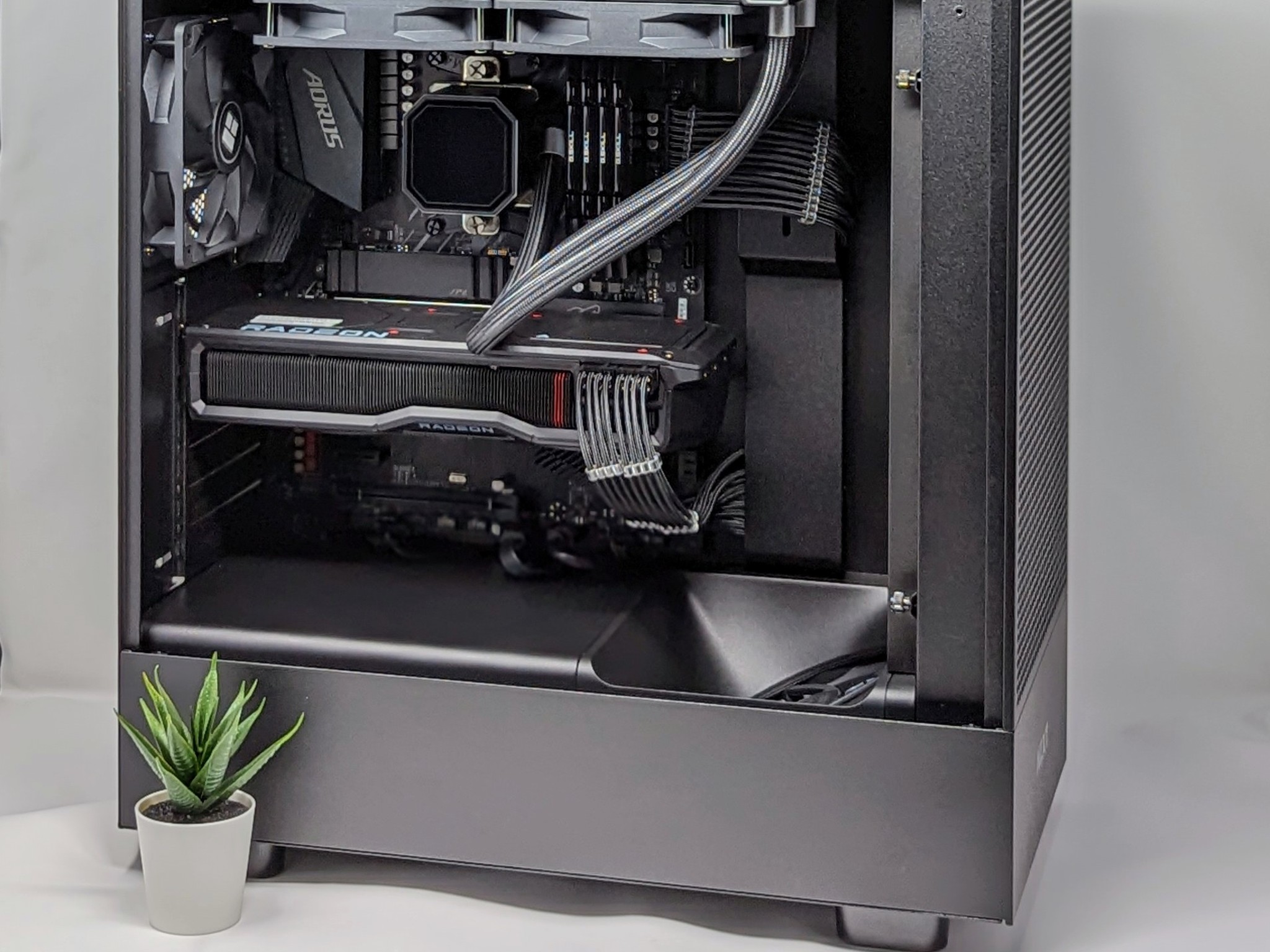 Silent Fortress | AMD RX 7800XT 16gb | Ryzen 7 5700X | 32gb RAM | MSI M461 1TB NVMe SSD