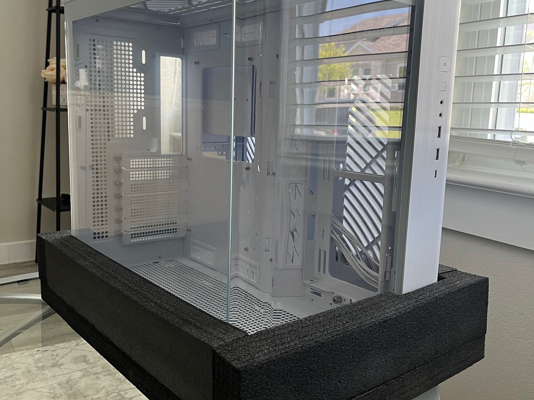 **SUMMER SALE** MONTECH KING 95 DUAL-CHAMBER ATX MID-TOWER PC CASE (WHITE) GREAT CONDITION