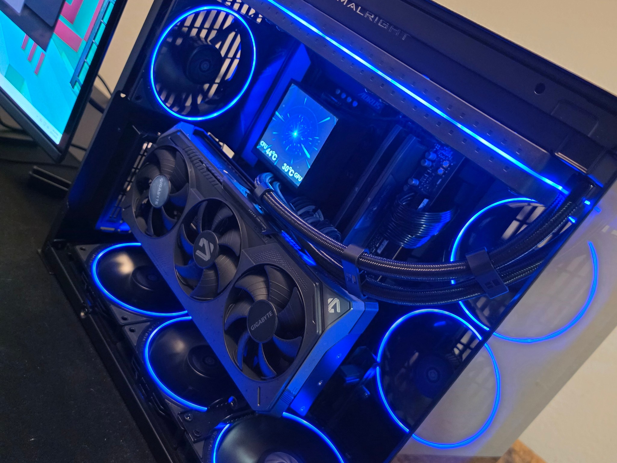 RX 9070 XT, Ryzen 7 9800X3D, 32gb 6000mhz DDR5, 1tb NVMe SSD