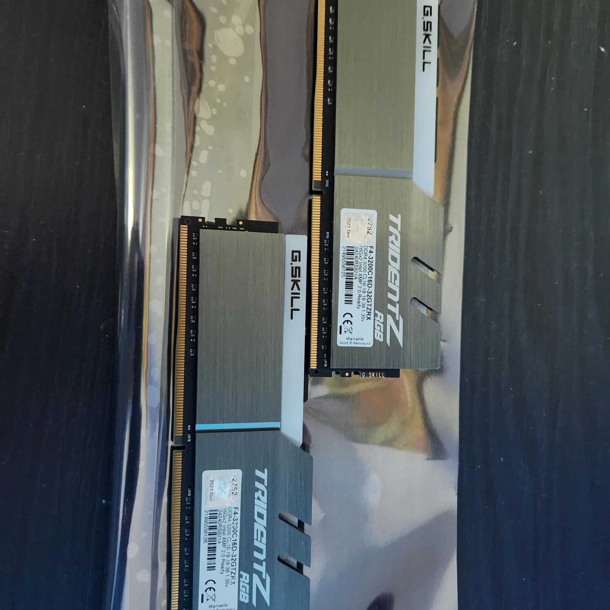 G.Skill Trident Z RGB 32 GB (2 x 16 GB) DDR4-3200 CL16