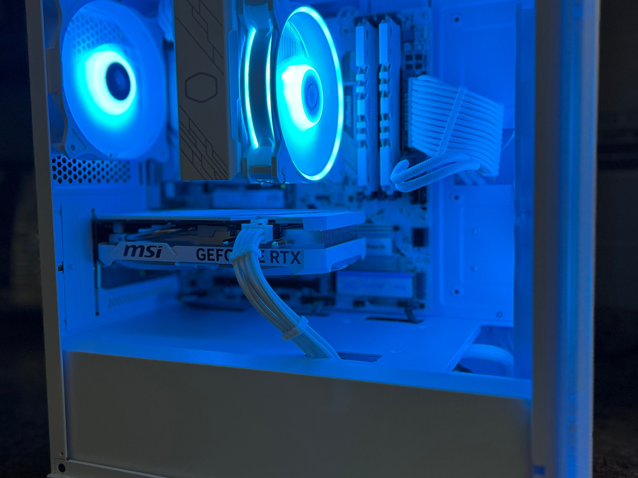 All White Gaming PC Ryzen 5 5600/RTX 4060 8GB/1.5 TB NVME SSD/32 GB RAM 3200 DDR4