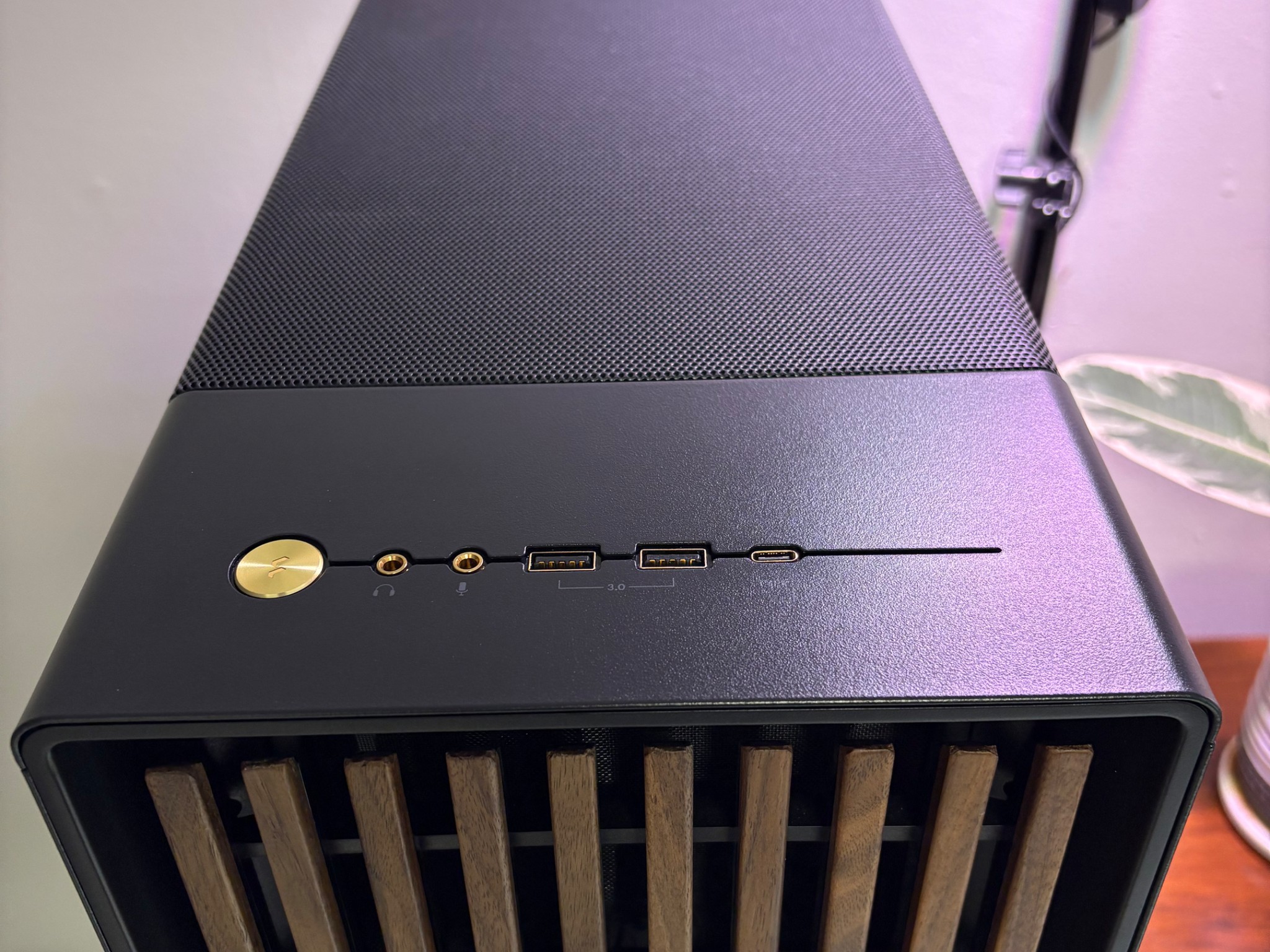 RTX 5070TI | Ryzen 7 7700X | 32GB DDR5 | 2TB SSD | 750W PSU | 5 x Fans | Fractal North ATX TG