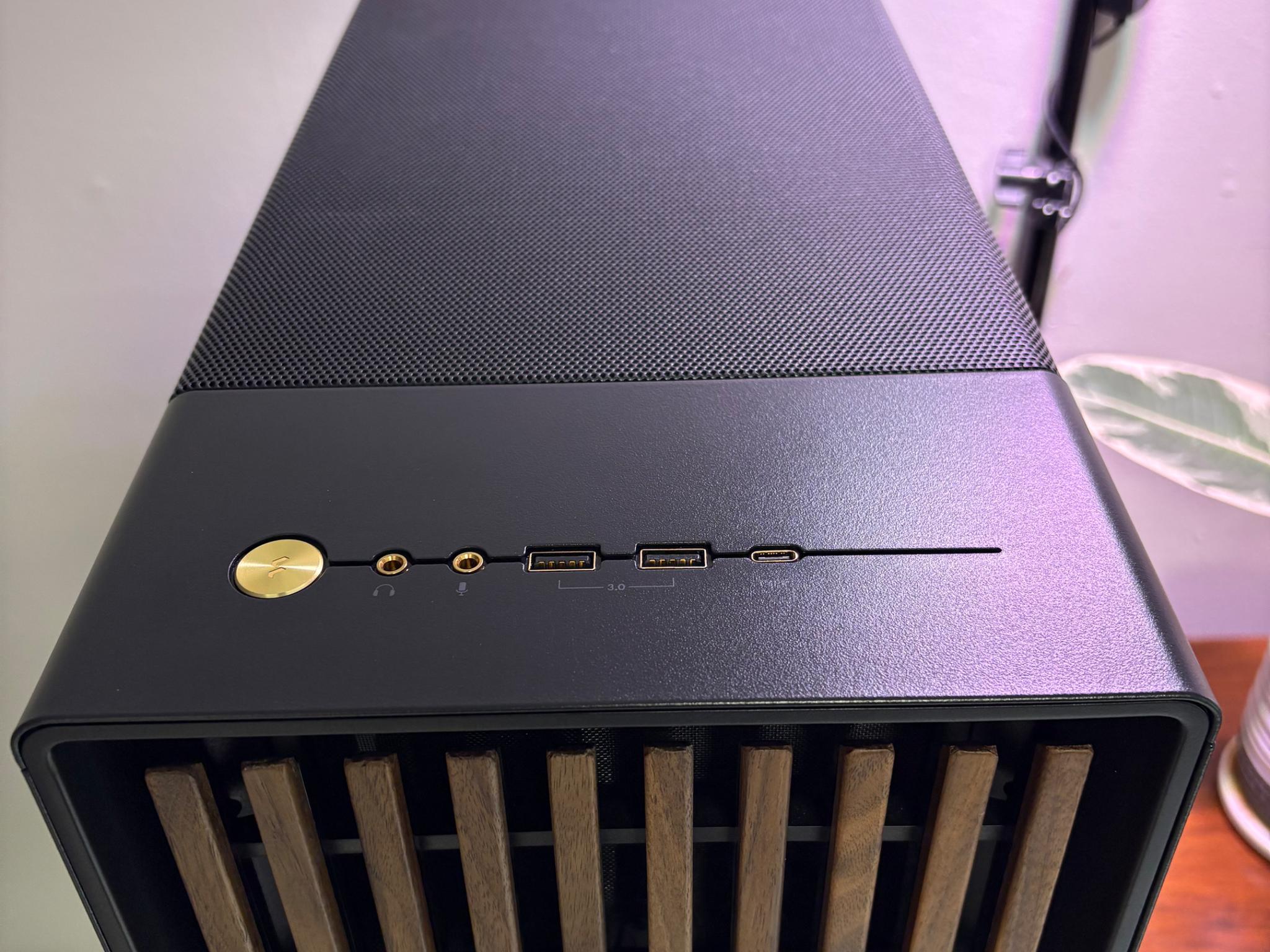 RTX 5070TI | Ryzen 7 7700X | 32GB DDR5 | 2TB SSD | 750W PSU | 5 x Fans | Fractal North ATX TG