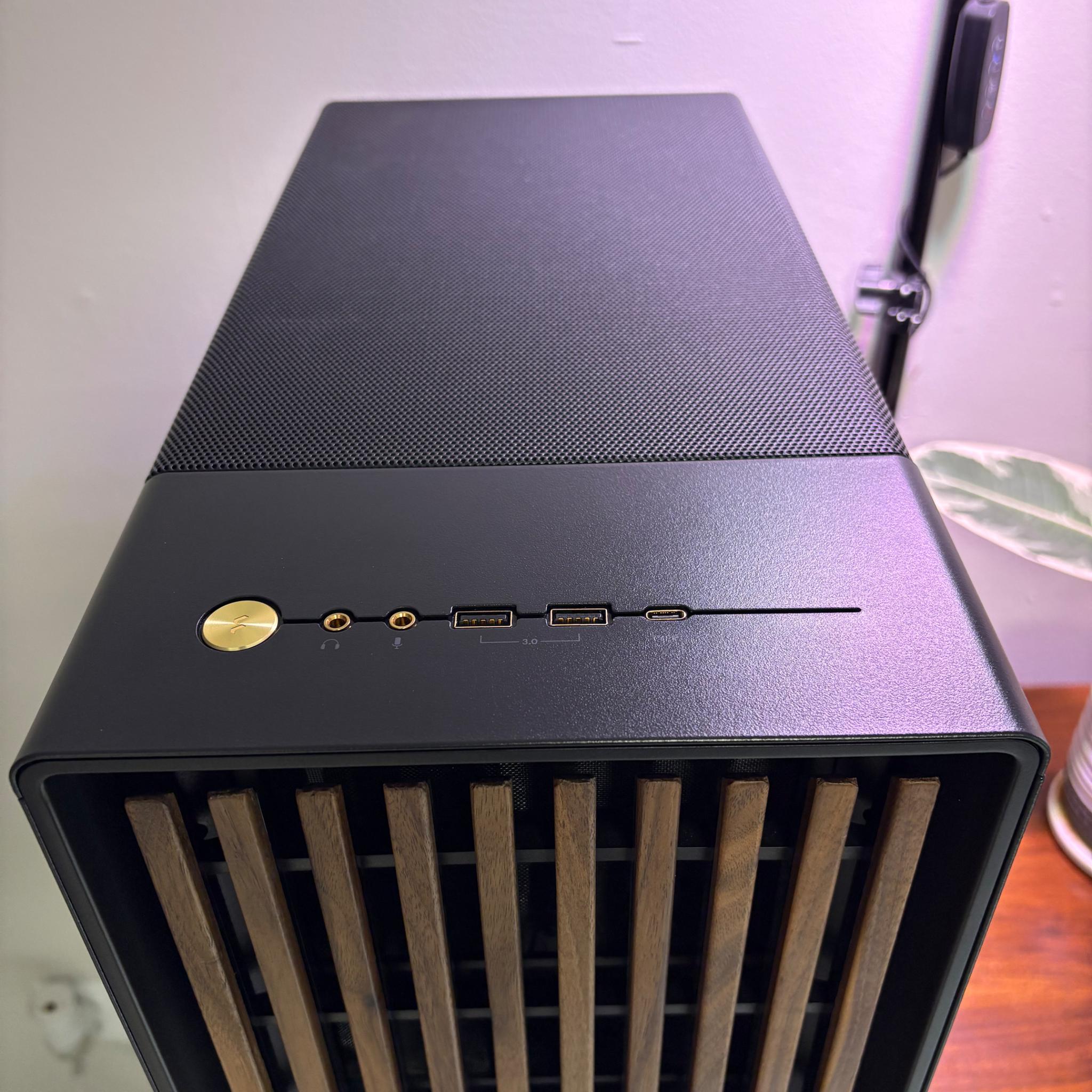 RTX 5070TI | Ryzen 7 7700X | 32GB DDR5 | 2TB SSD | 750W PSU | 5 x Fans | Fractal North ATX TG