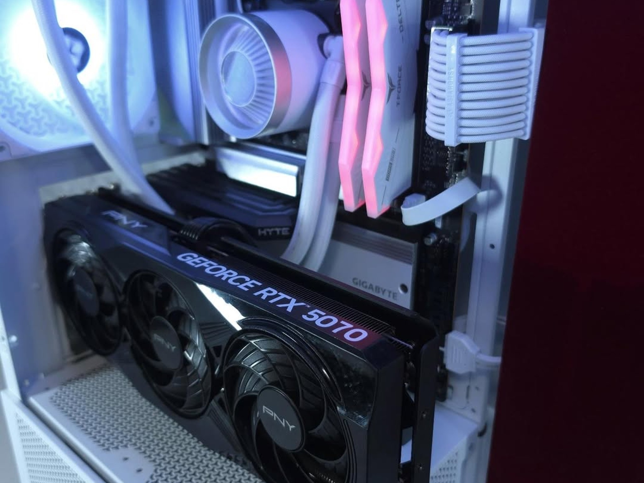 ASUS RTX 5070 ❤️ Ryzen 7 9800X3D