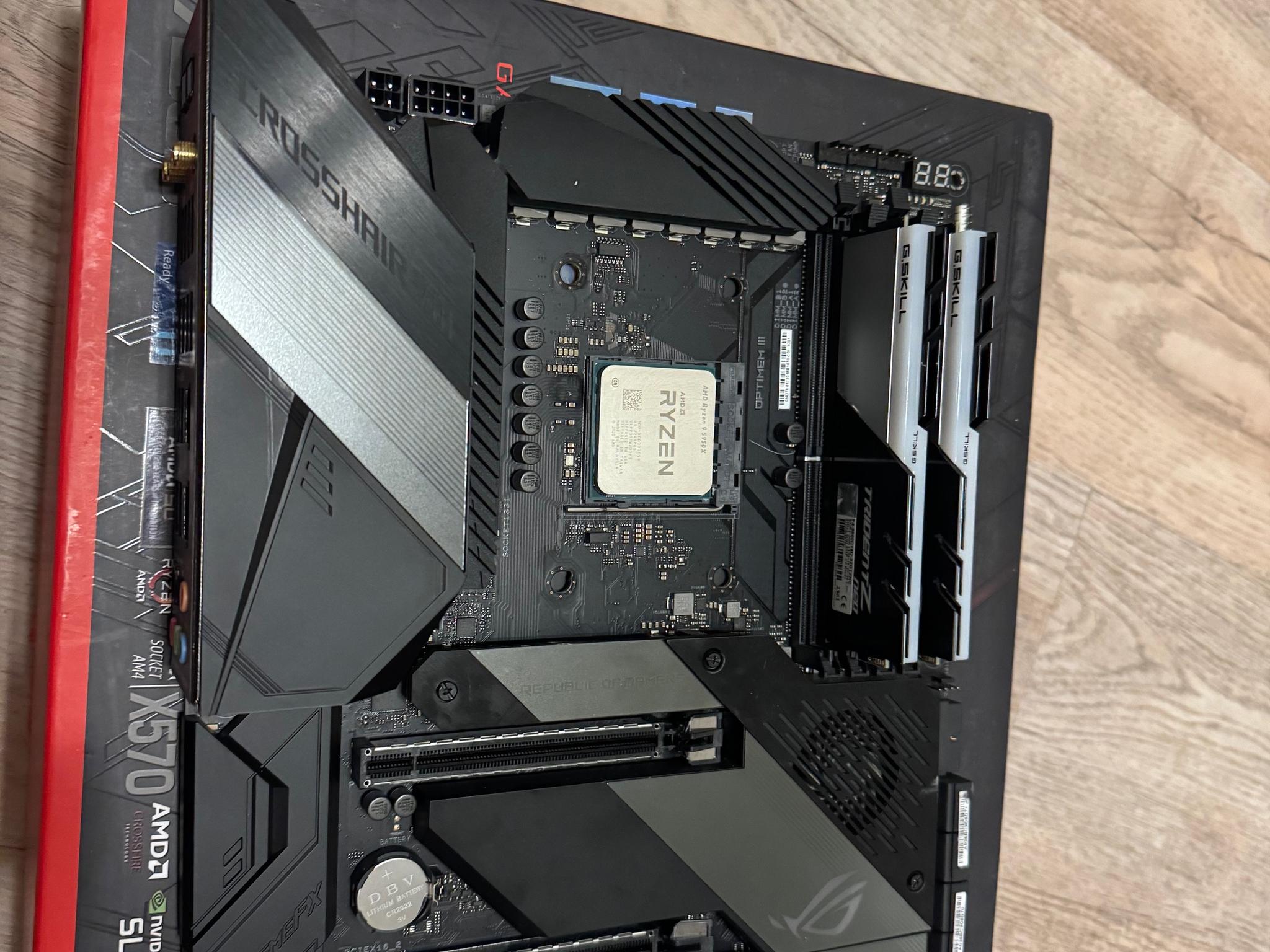ASUS ROG X570 Crosshair VIII Hero (Wi-Fi)