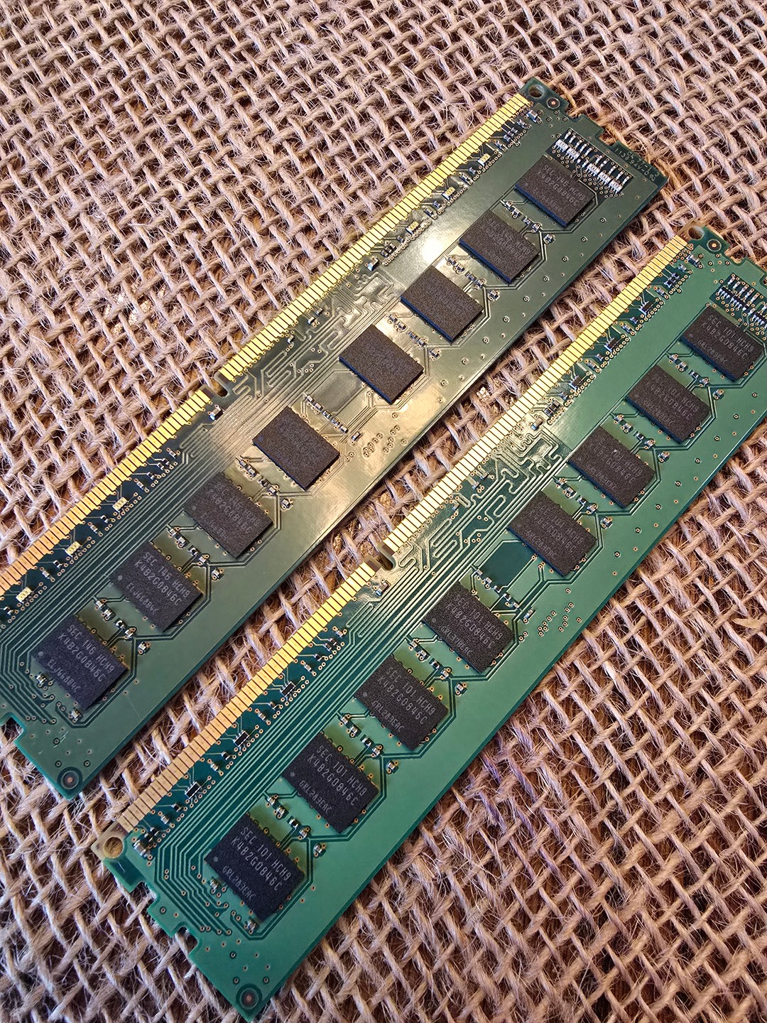 Samsung 4GB PC3-10600 DDR3- 1333MHz non-ECC Unbuffered CL9 240-Pin