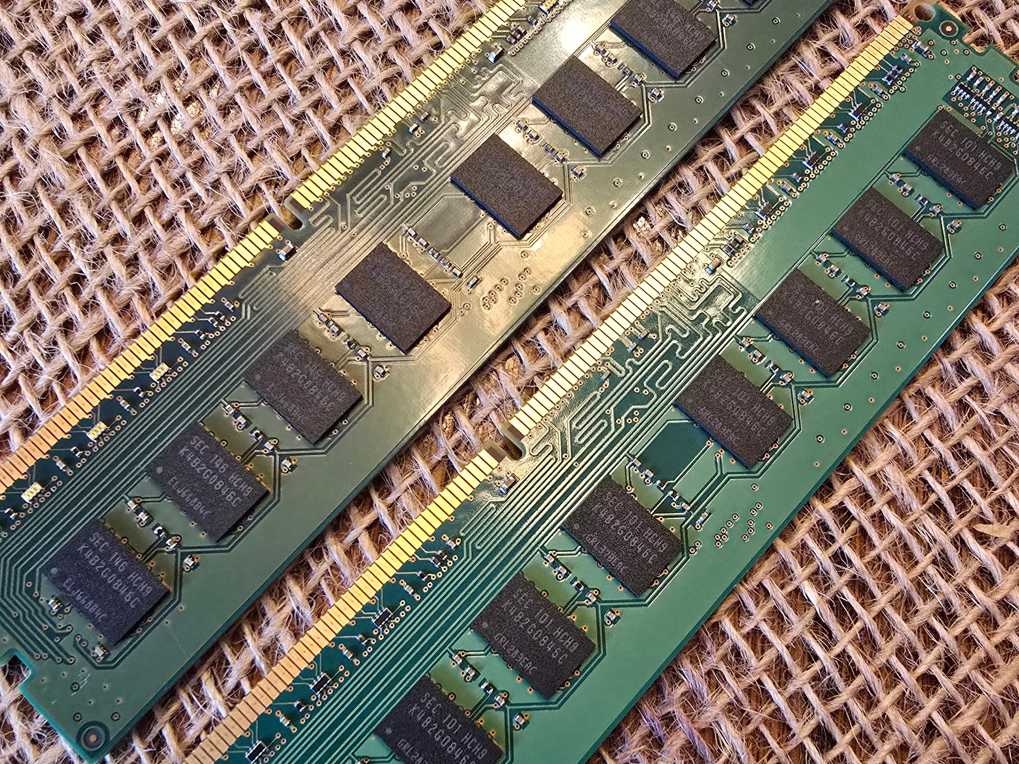 Samsung 4GB PC3-10600 DDR3- 1333MHz non-ECC Unbuffered CL9 240-Pin M378B5273CH0-CH9 2Rx8 Dual Rank