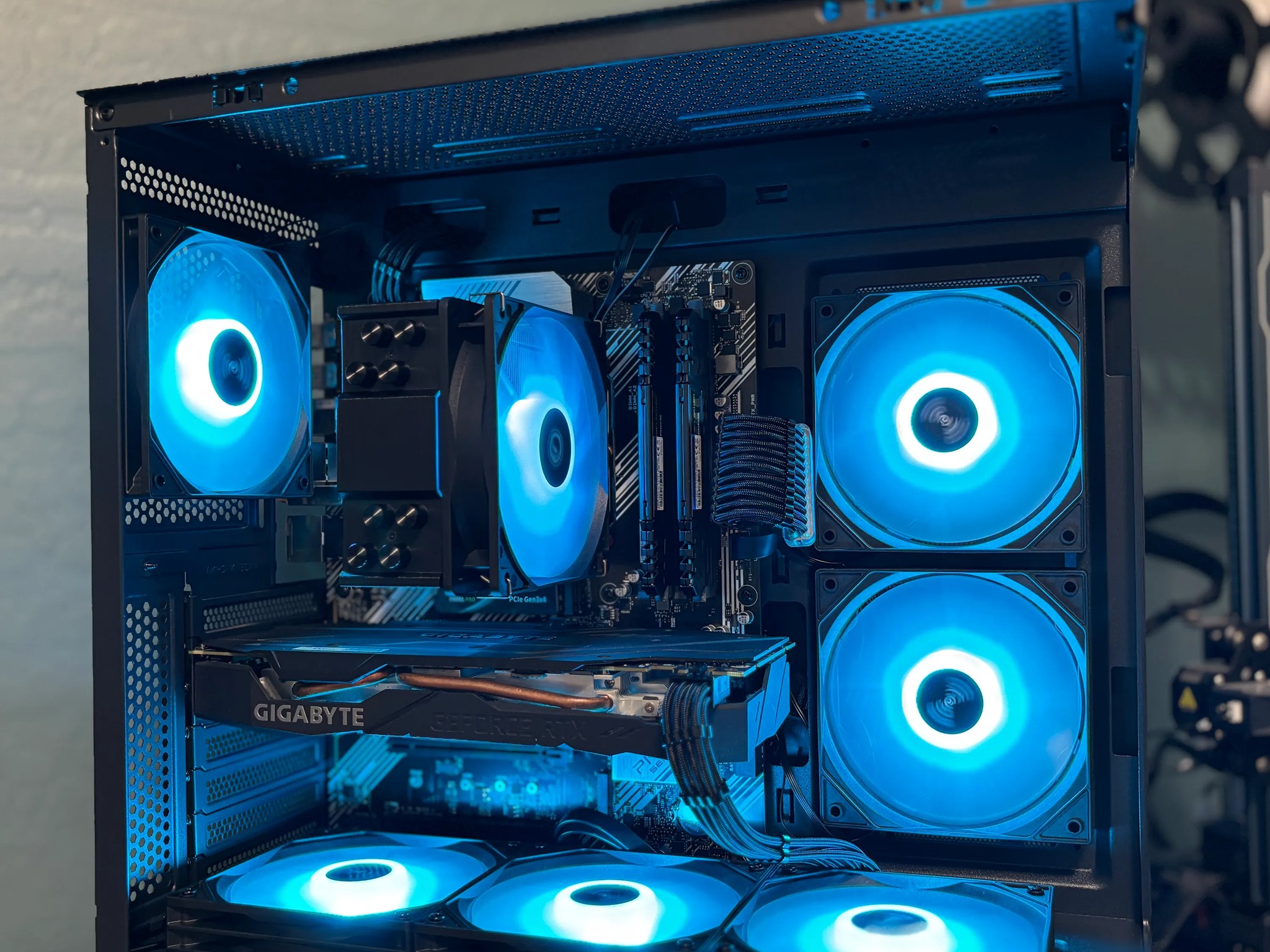 Fish Tank RTX Gaming PC