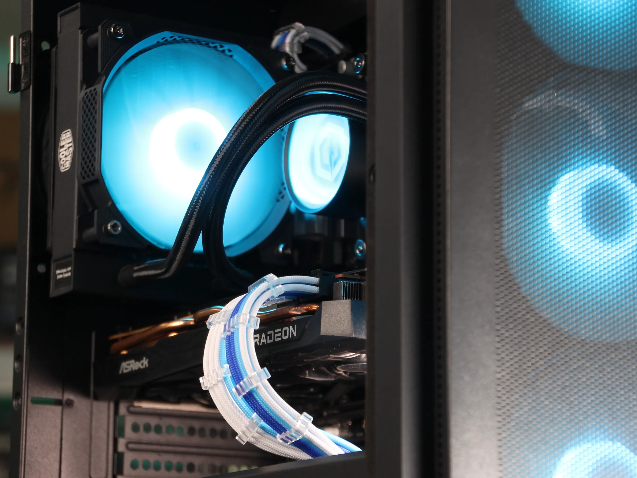 𝘼𝙕𝙐𝙍𝙀 // Ryzen 7 3700X, RX 6700 XT // Mid-Range Gaming PC